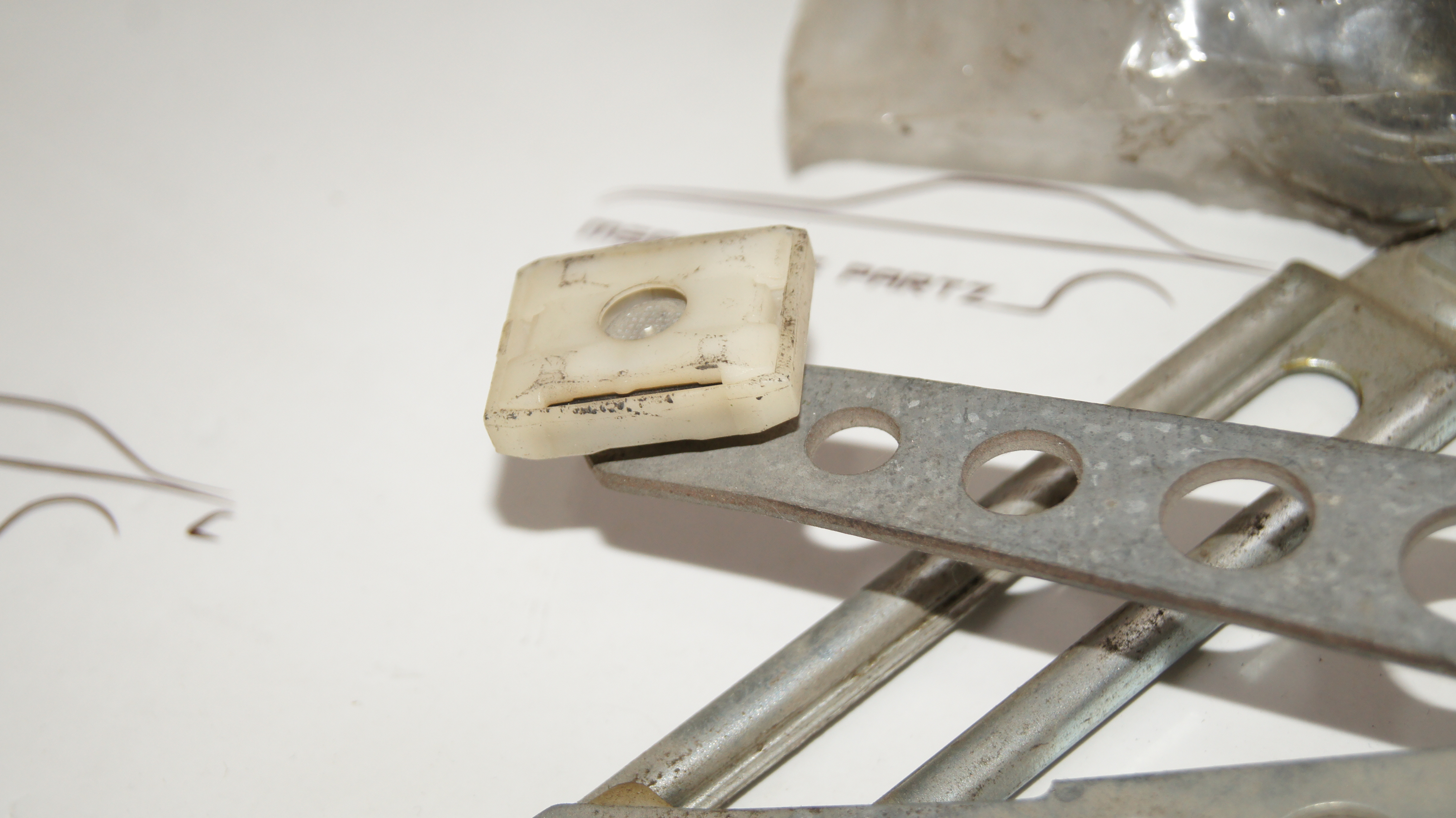 W126 window regulator , right , electric , less motor Genuine Mercedes Part W126 window regulator , right , electric , less motor Genuine Mercedes Part