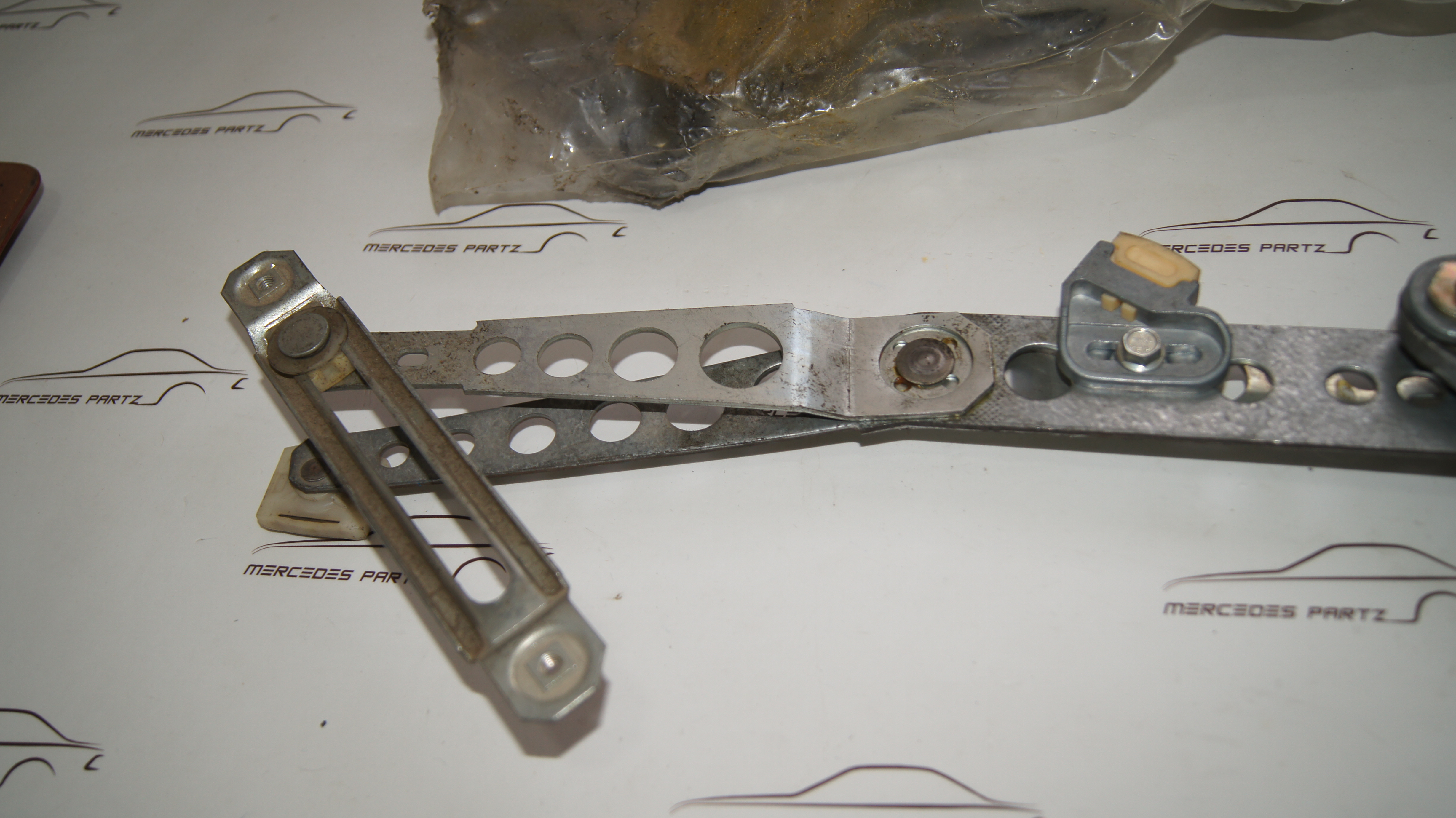 W126 window regulator , right , electric , less motor Genuine Mercedes Part W126 window regulator , right , electric , less motor Genuine Mercedes Part