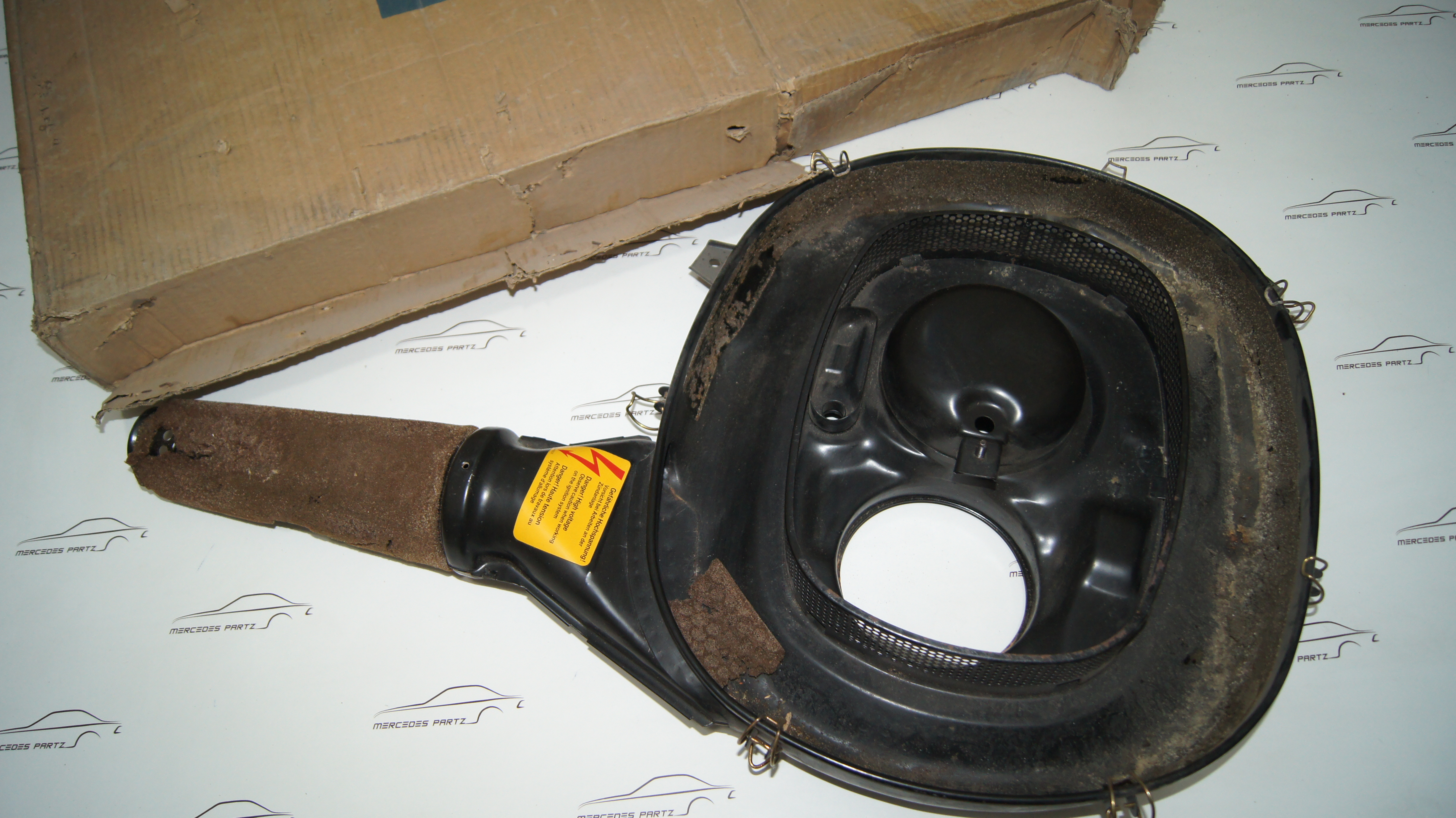 M102.980 air cleaner Genuine Mercedes Part M102.980 air cleaner Genuine Mercedes Part