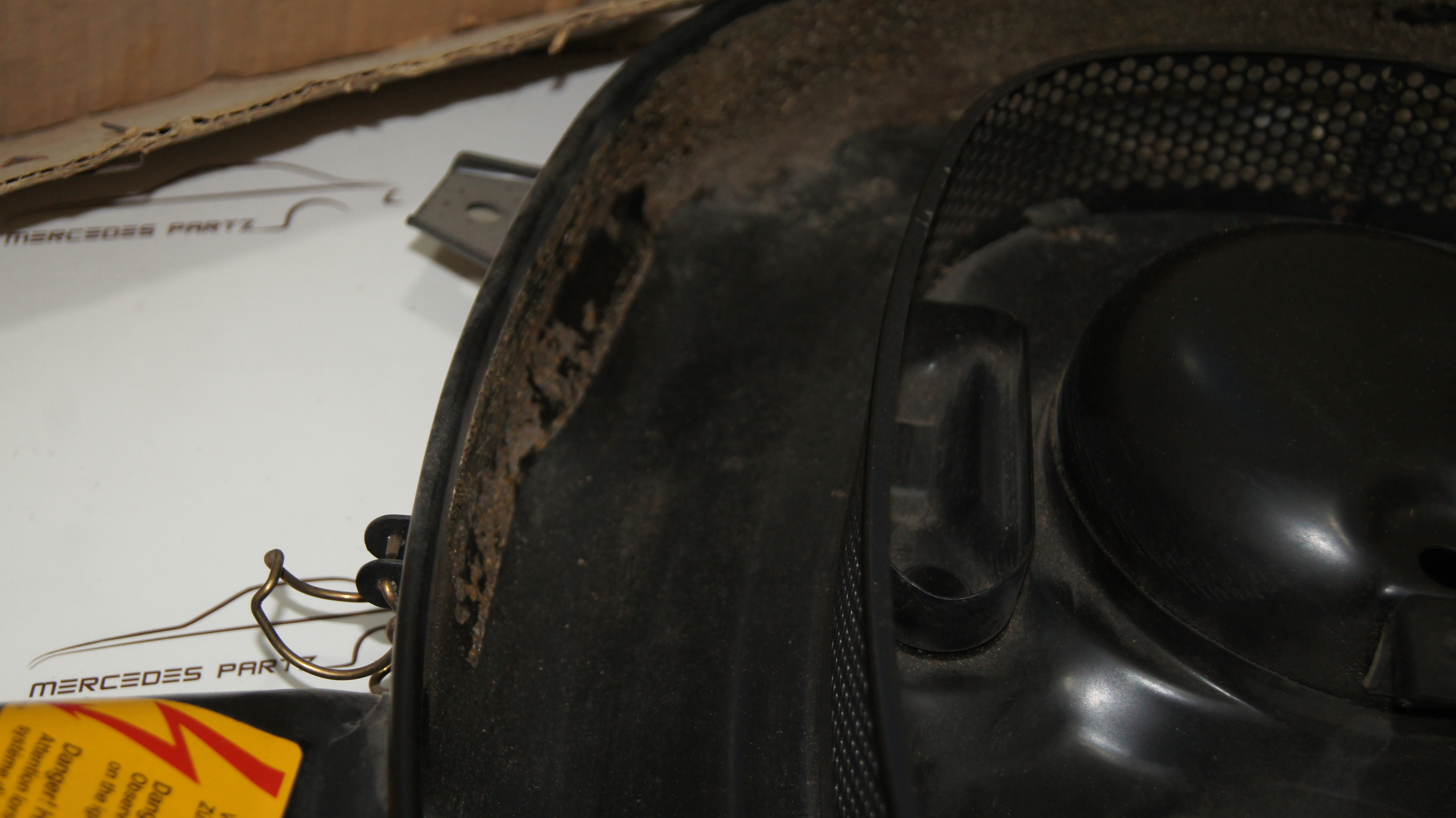 M102.980 air cleaner Genuine Mercedes Part M102.980 air cleaner Genuine Mercedes Part