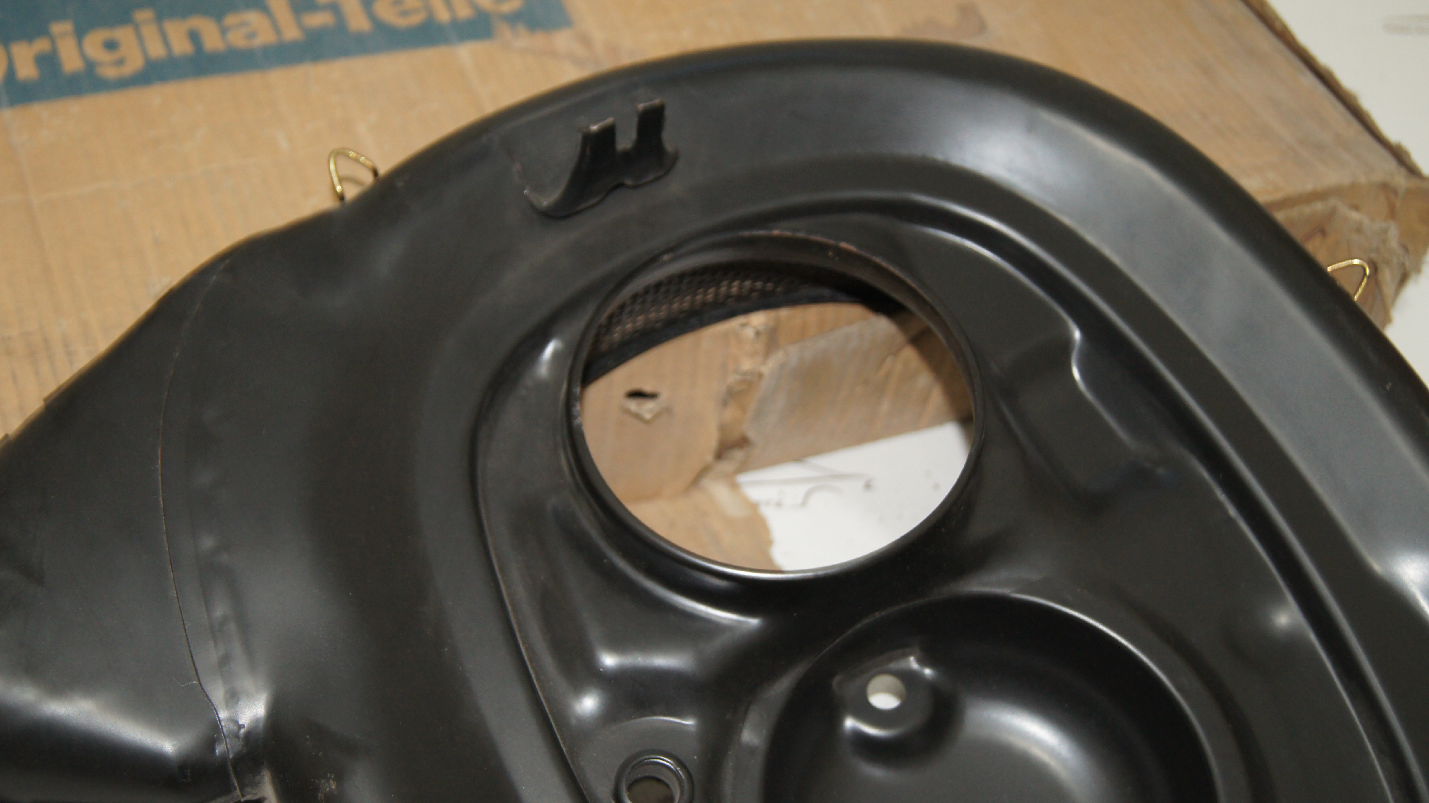 M102.980 air cleaner Genuine Mercedes Part M102.980 air cleaner Genuine Mercedes Part