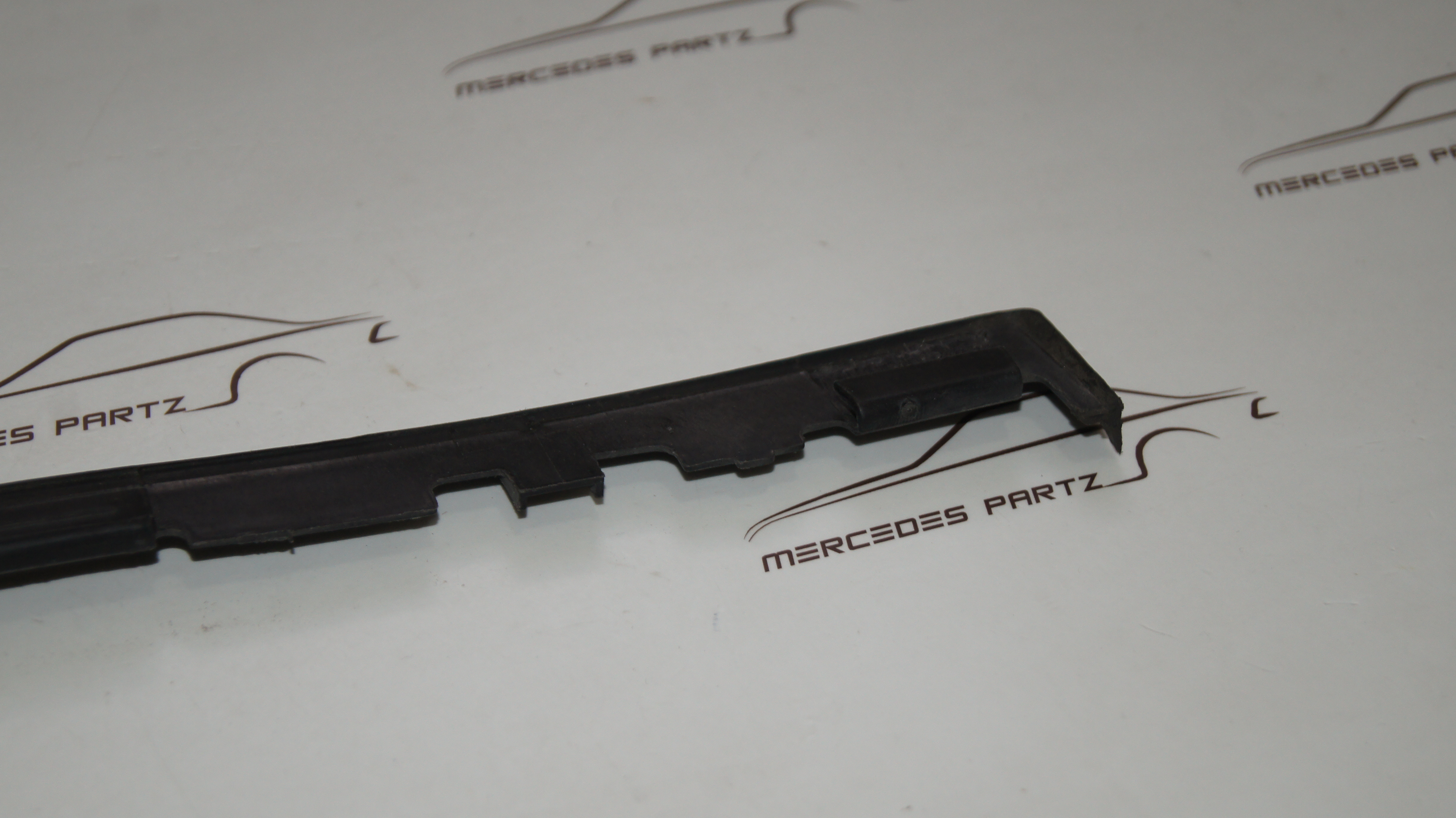 W203 front right panel sealing – Bild 5