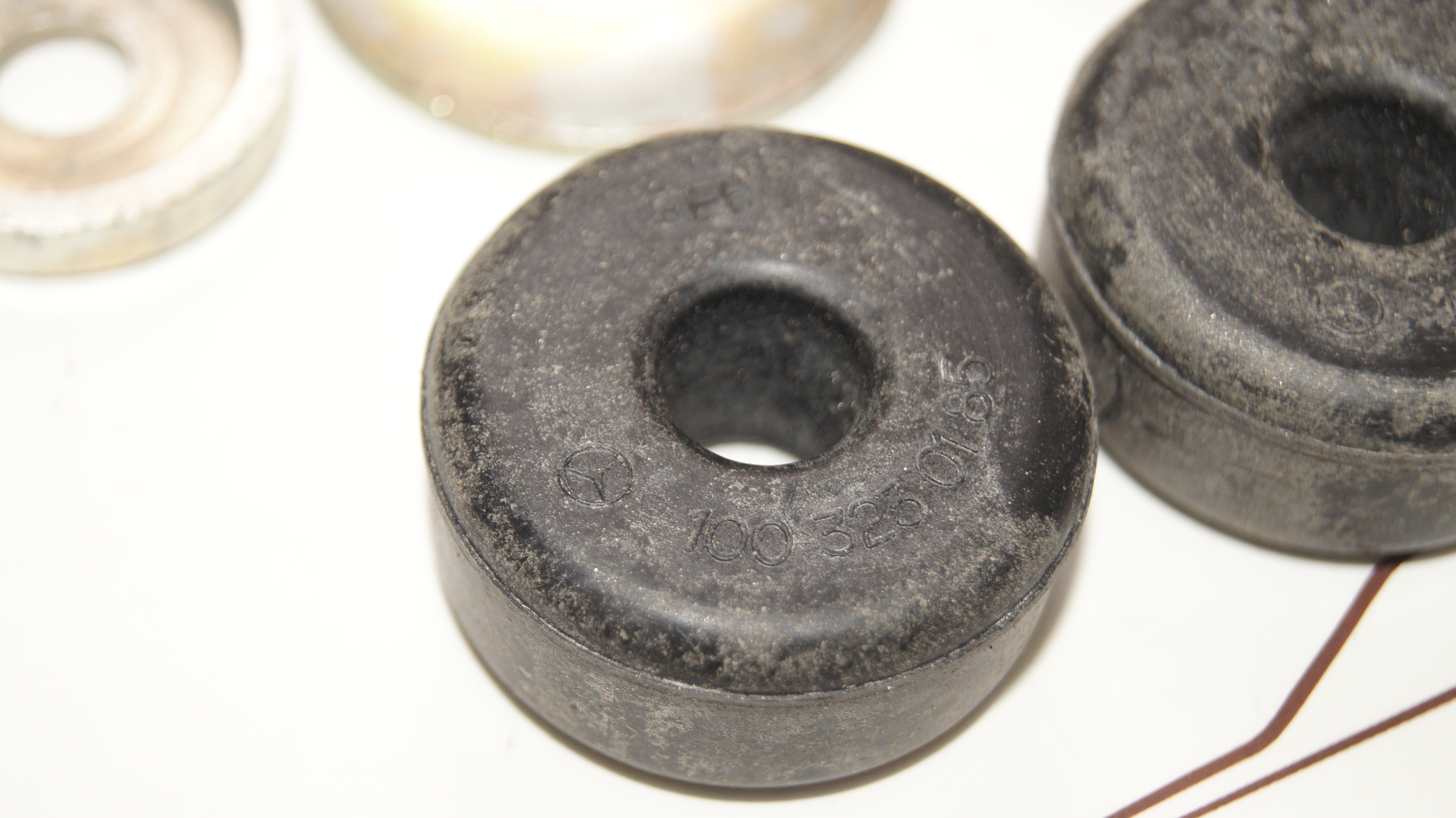 W100 suspension caoutchouc montage Pièce Mercedes d'origine W100 suspension caoutchouc montage Pièce Mercedes d'origine