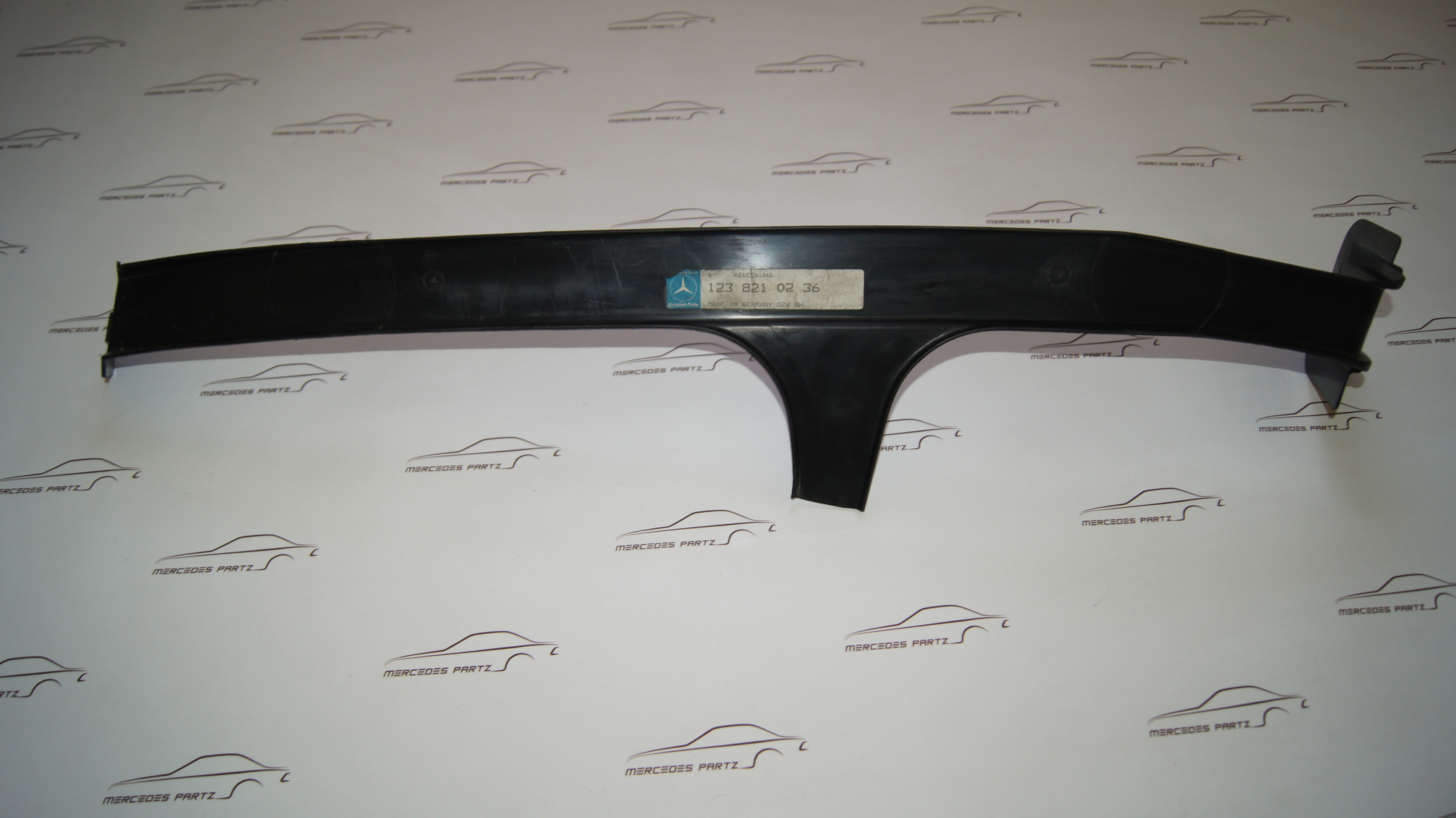 W123 main cable harness to rear floor covering