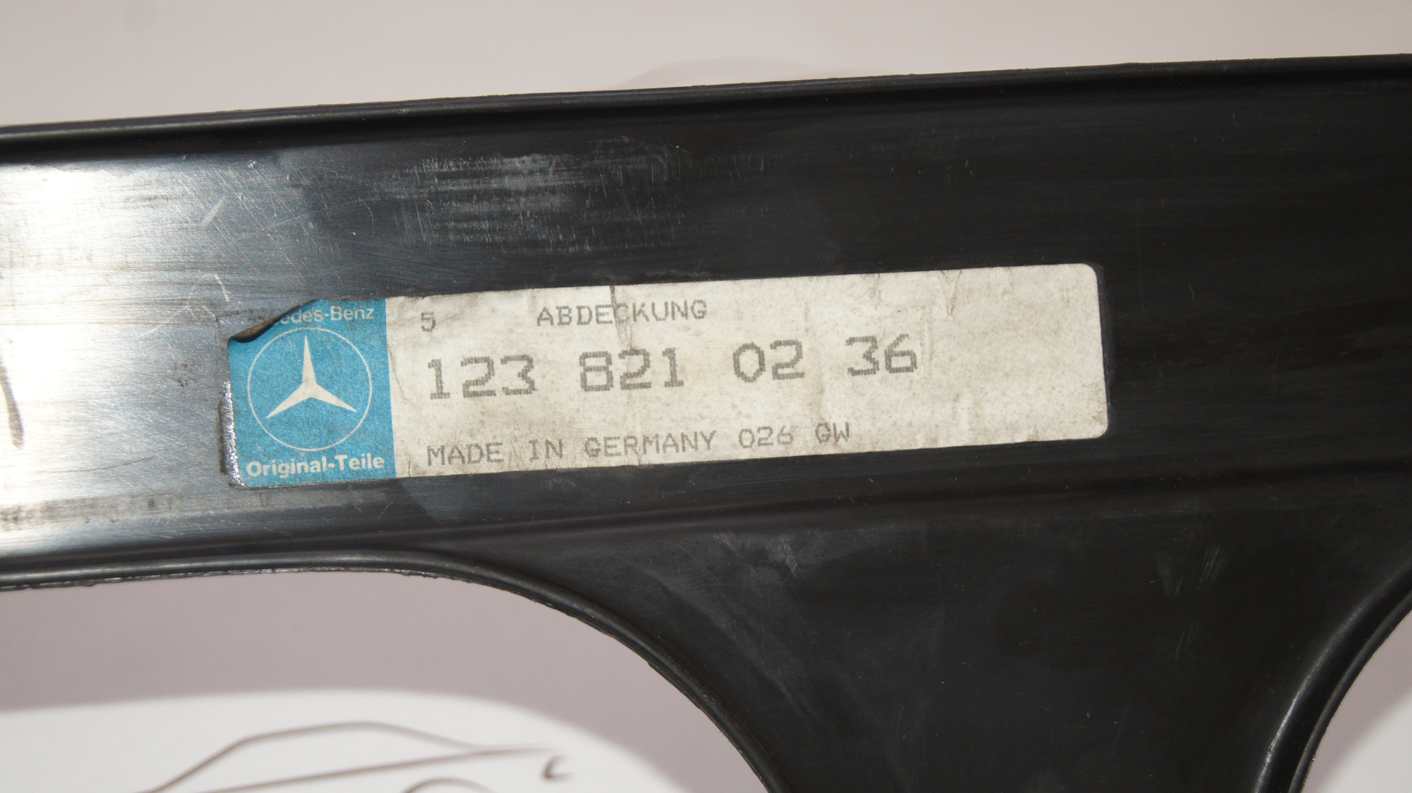W123 main cable harness to rear floor covering - الصورة 6
