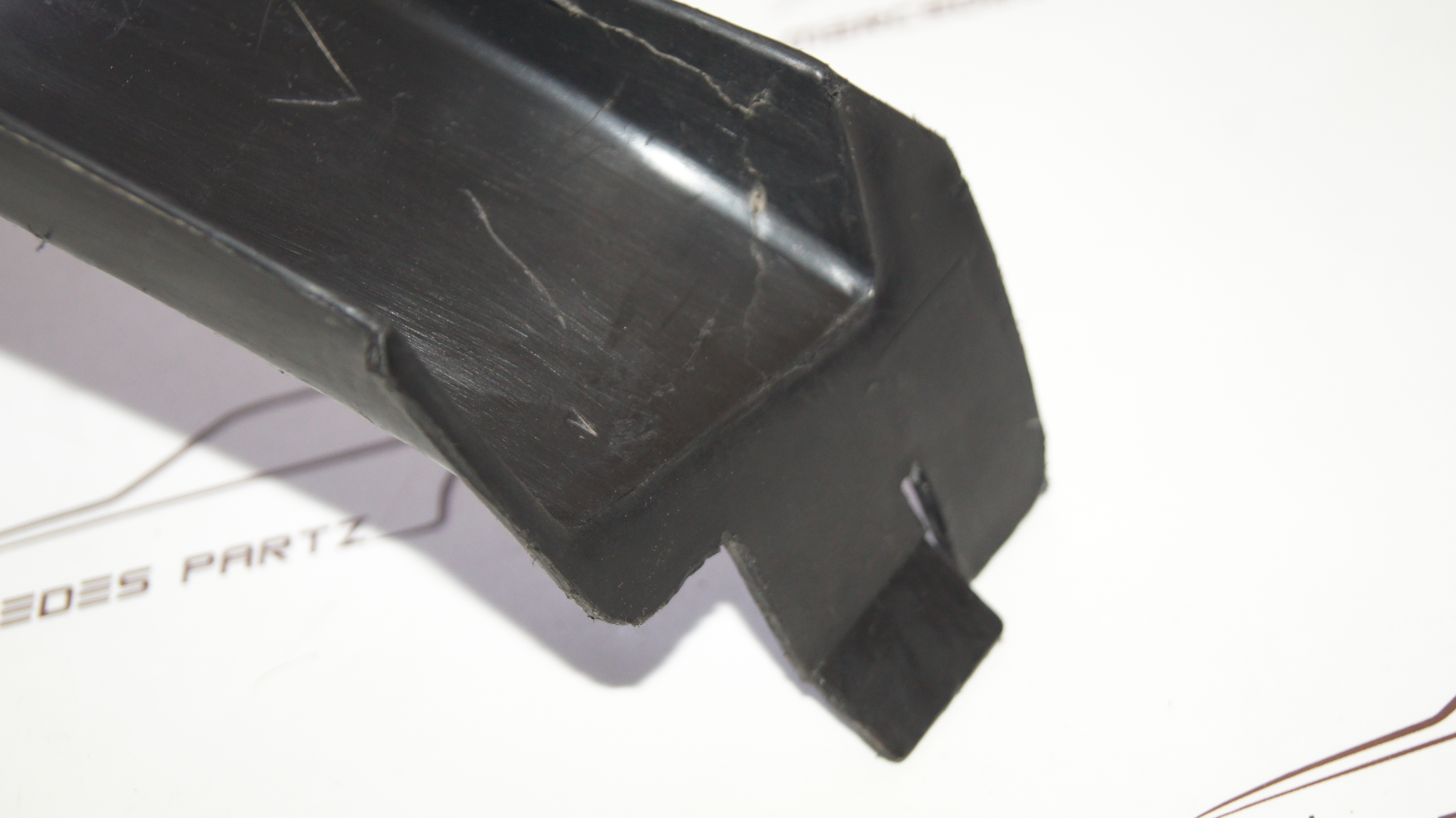 W123 main cable harness to rear floor covering - الصورة 3