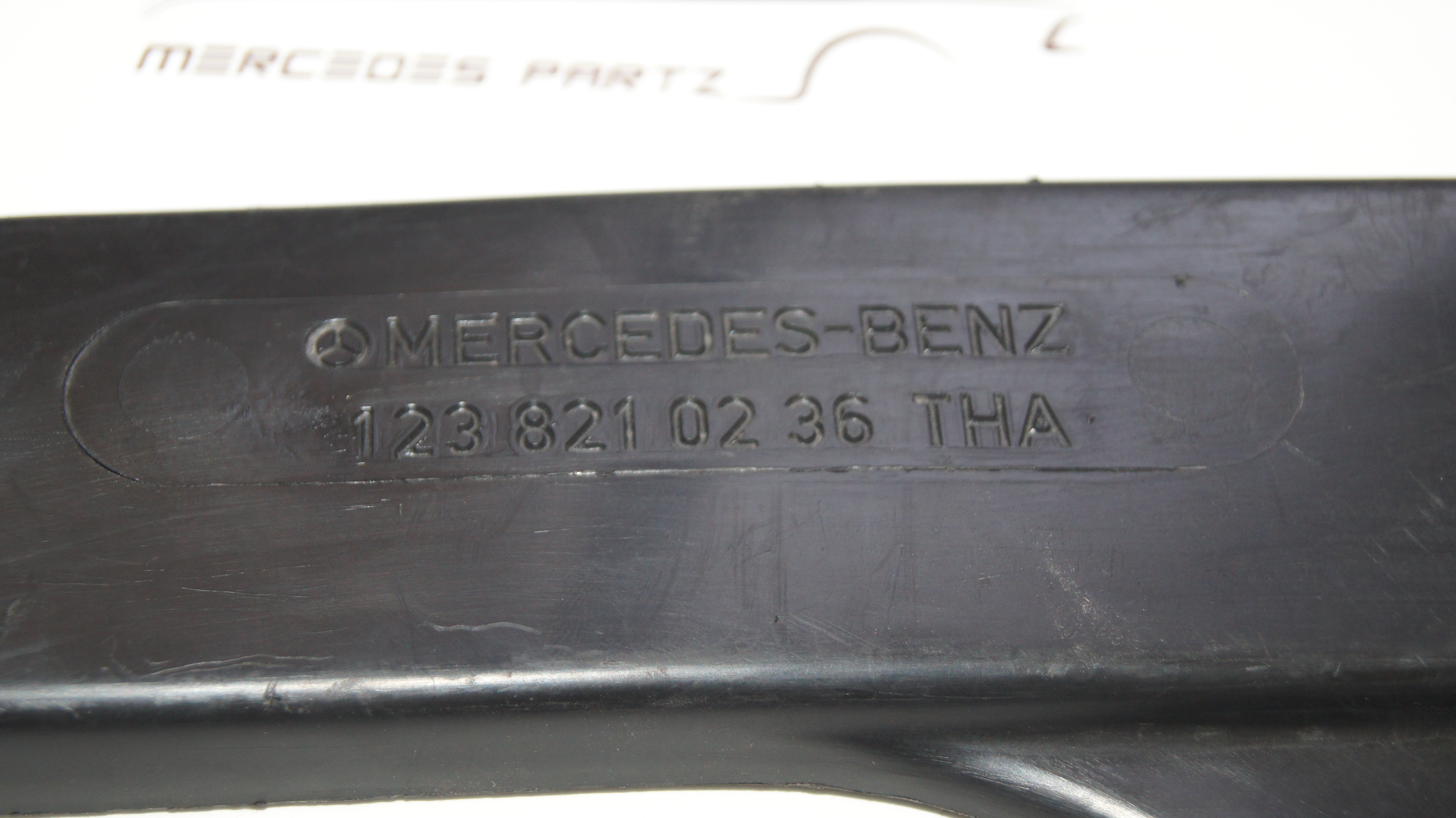 W123 main cable harness to rear floor covering - الصورة 2
