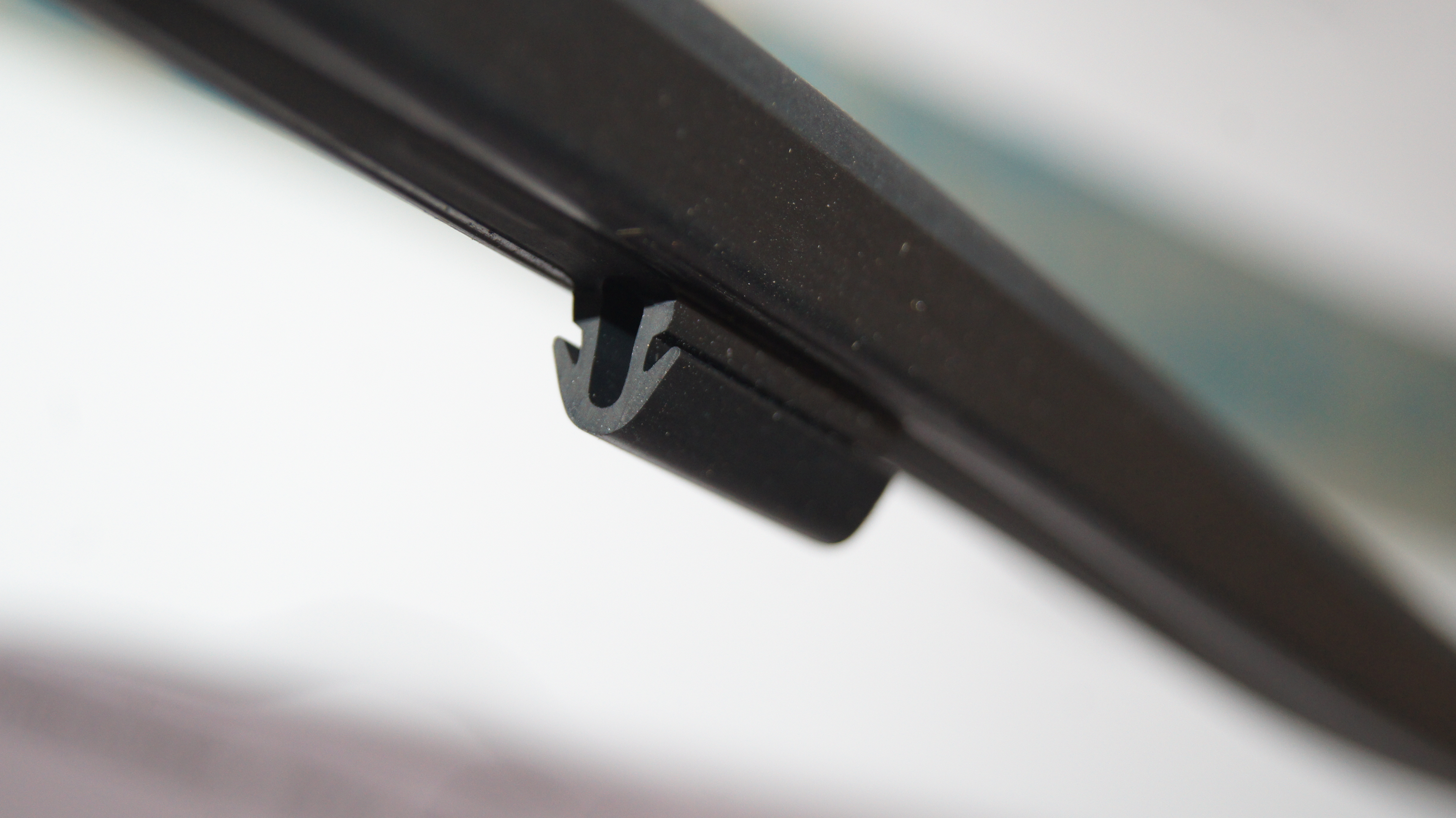 A1246980098 | W124 left rocker panel seal - mercedespartz