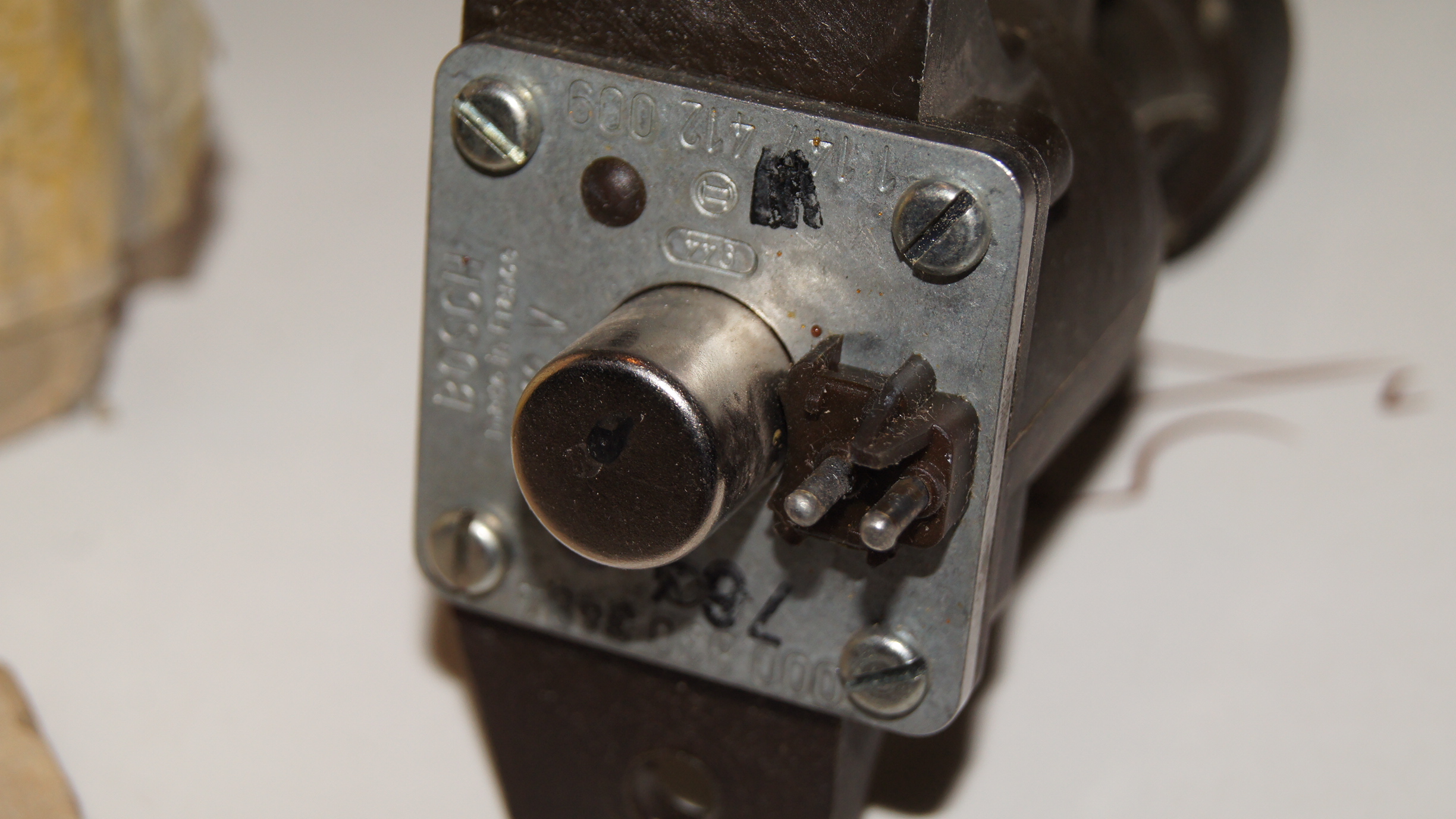 A0008303484 R107 heater valve NEW NOS Bosch A0008303484 R107 heater valve NEW NOS Bosch