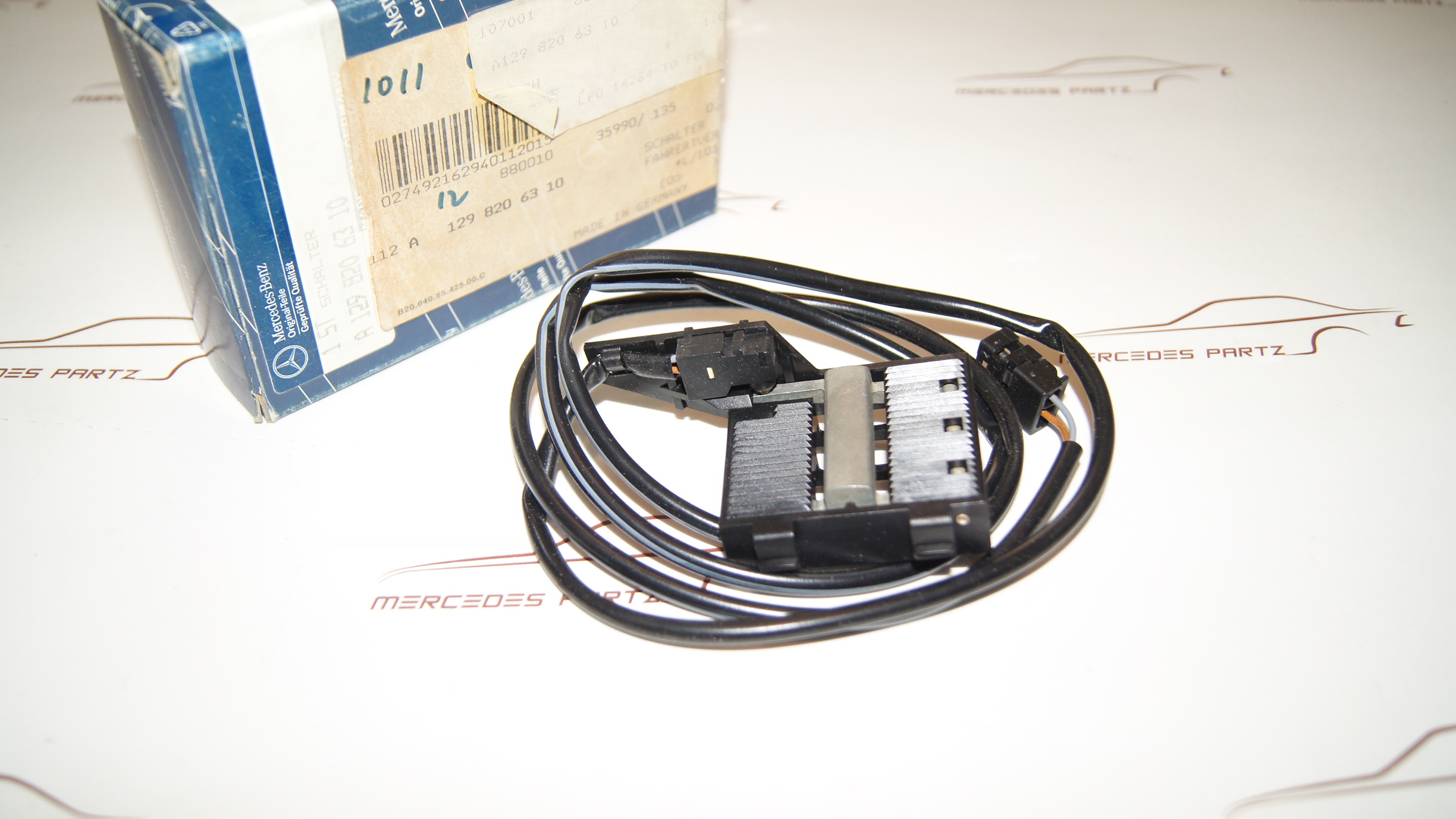 R129 front door window contact switch Genuine Mercedes Part R129 front door window contact switch Genuine Mercedes Part