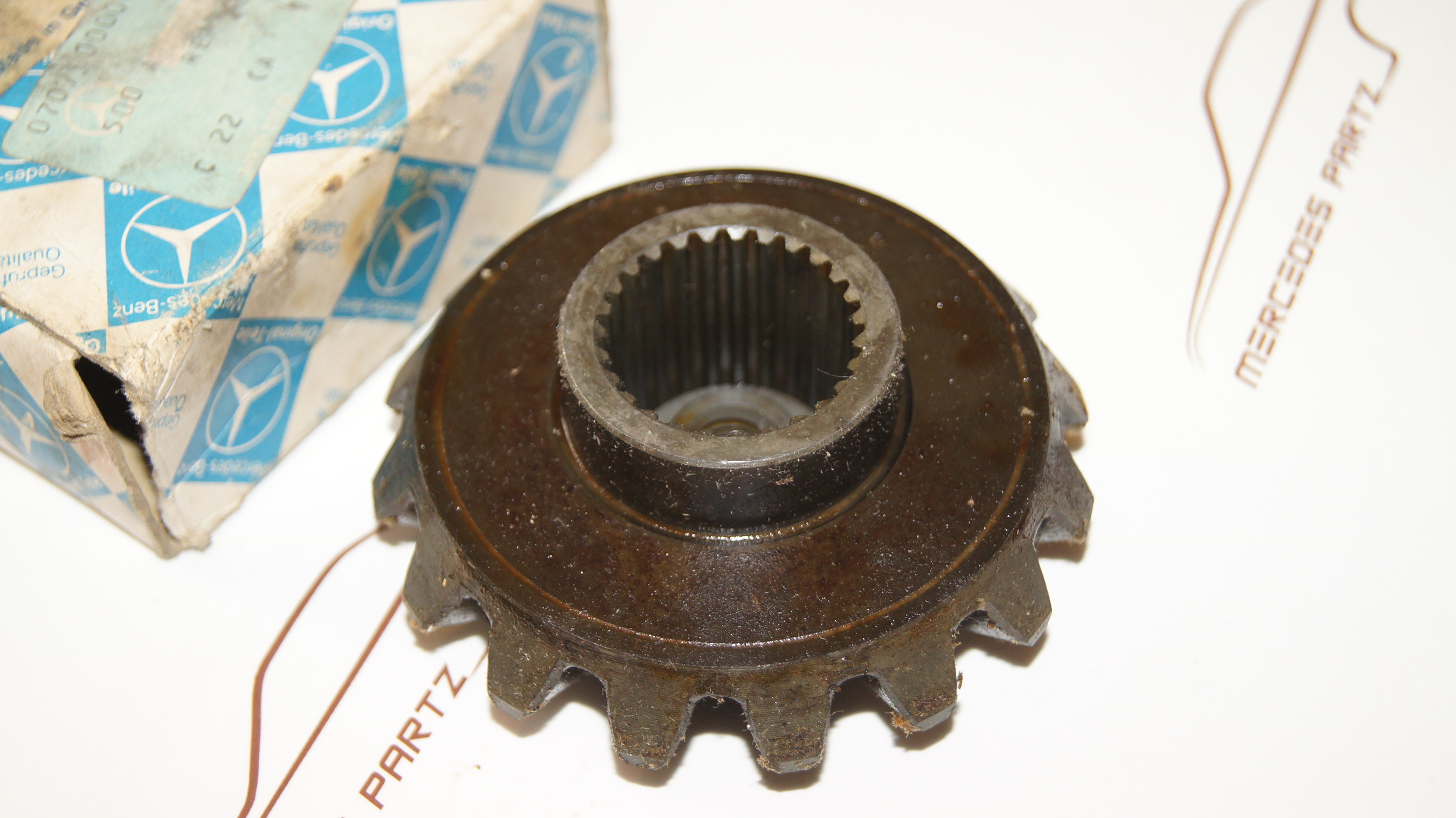 W108 W109 W111 W113 differential right pinion Genuine Mercedes Part W108 W109 W111 W113 differential right pinion Genuine Mercedes Part