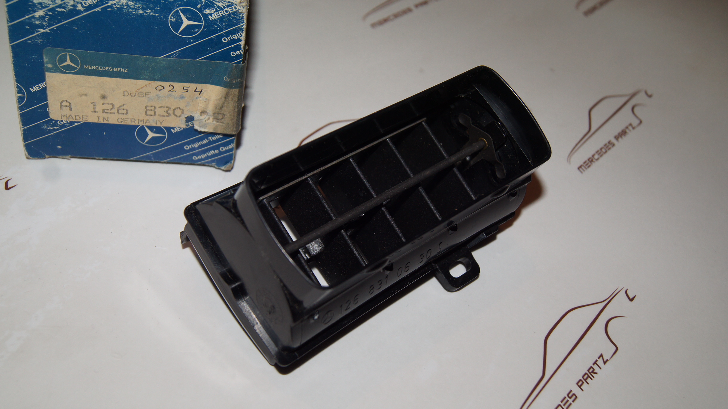 W126 right vent panel Genuine Mercedes Part W126 right vent panel Genuine Mercedes Part