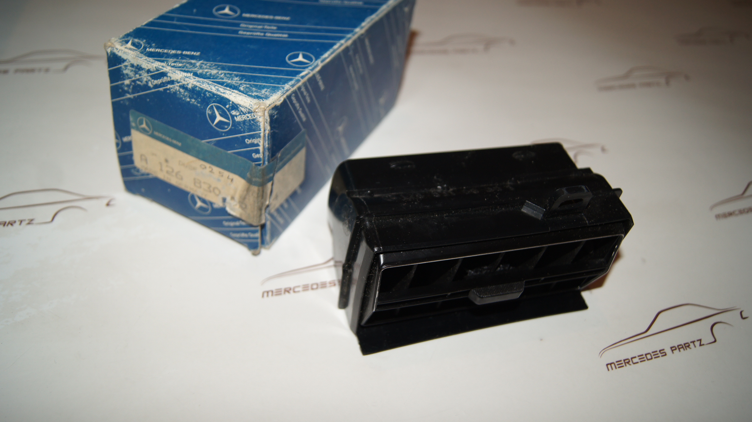 W126 right vent panel Genuine Mercedes Part W126 right vent panel Genuine Mercedes Part