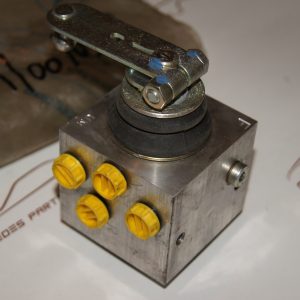 W116 450SEL 6.9 suspension height adjuster valve Genuine Mercedes Part W116 450SEL 6.9 suspension height adjuster valve Genuine Mercedes Part