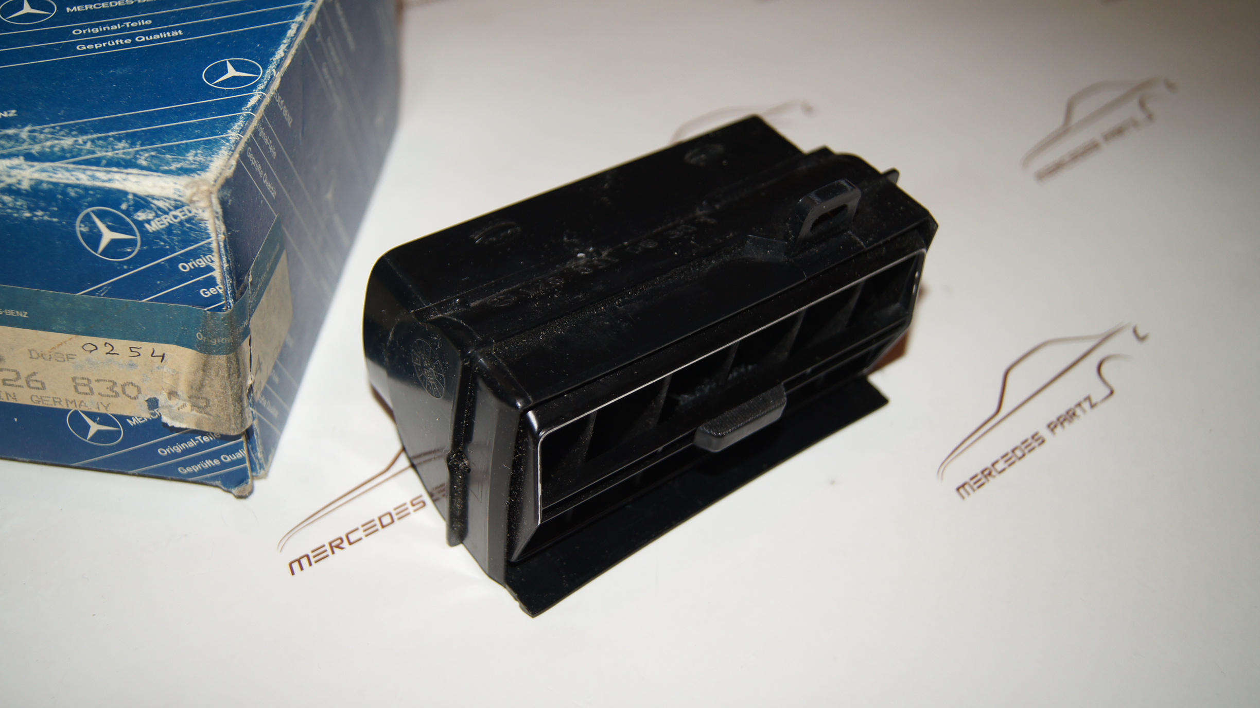 W126 right vent panel Genuine Mercedes Part W126 right vent panel Genuine Mercedes Part