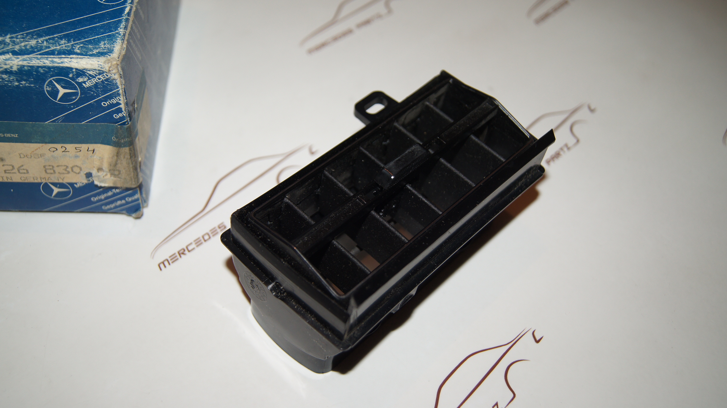 W126 right vent panel Genuine Mercedes Part W126 right vent panel Genuine Mercedes Part