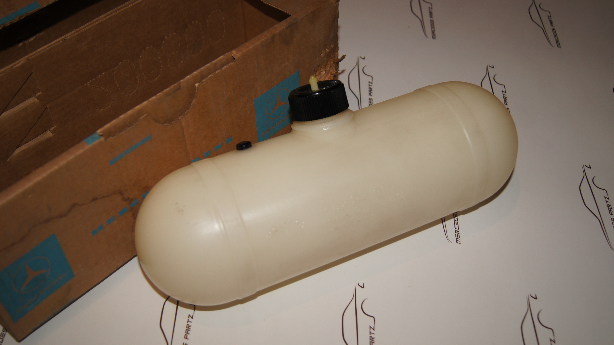 W100 600 windshield pane washer reservoir Genuine Mercedes Part W100 600 windshield pane washer reservoir Genuine Mercedes Part