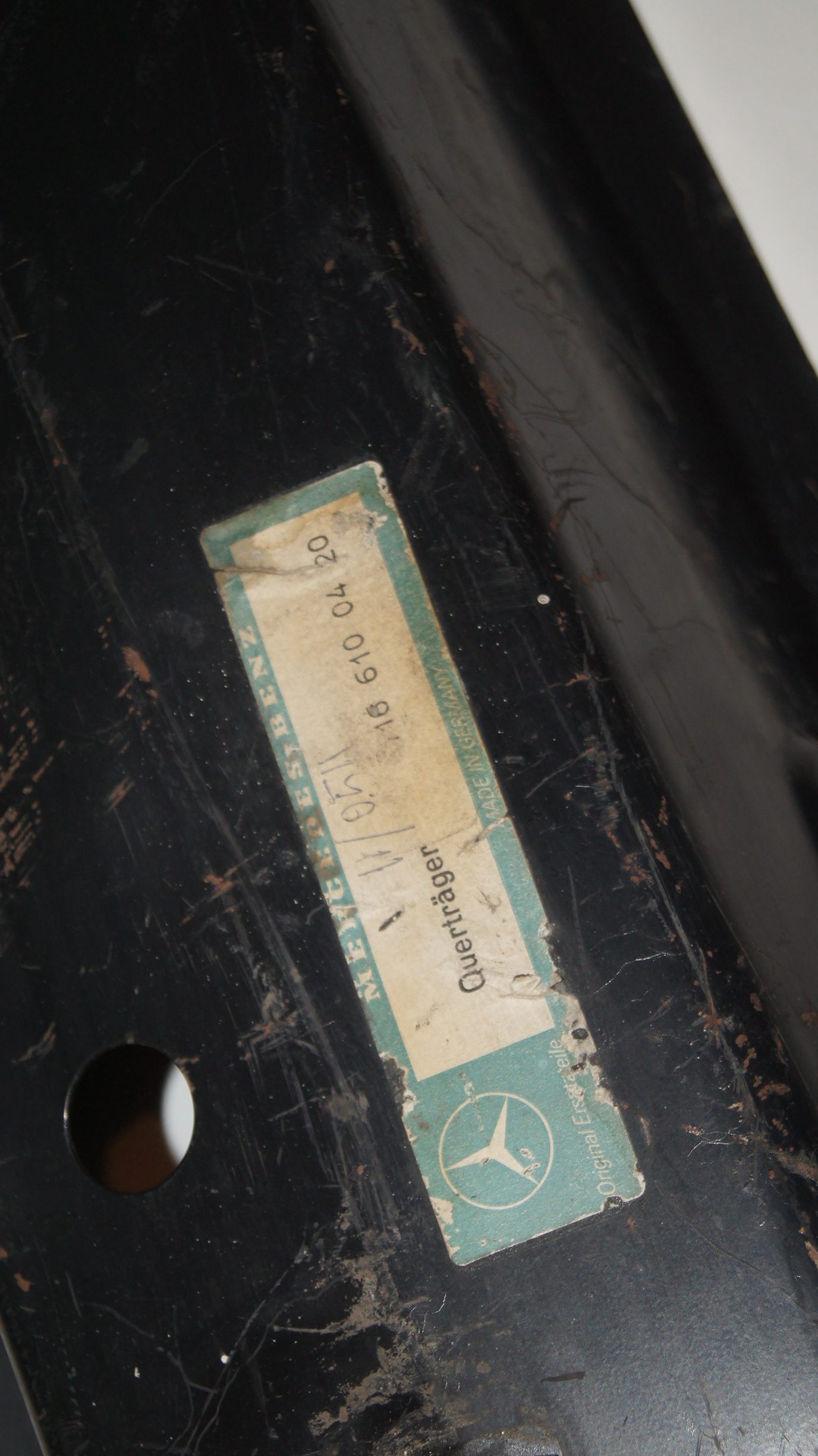 W116 below right front seat crossmember mercedespartz