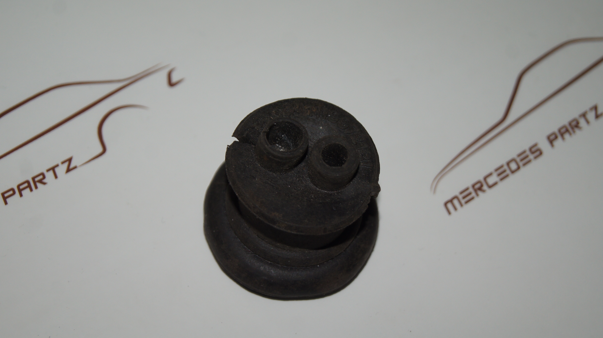 W108 W110 W111 W112 W113 W114 W115 grommet Genuine Mercedes Part W108 W110 W111 W112 W113 W114 W115 grommet Genuine Mercedes Part