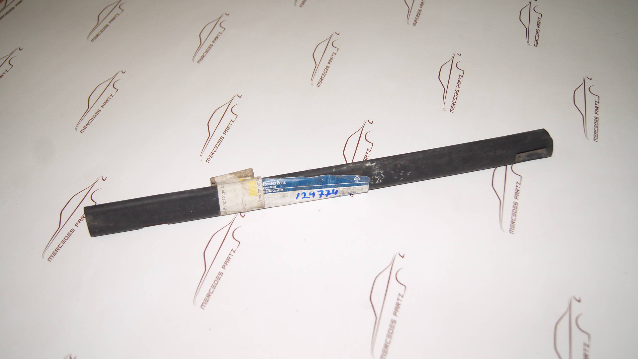 A124 convertible top central right seal Genuine Mercedes Part A124 convertible top central right seal Genuine Mercedes Part