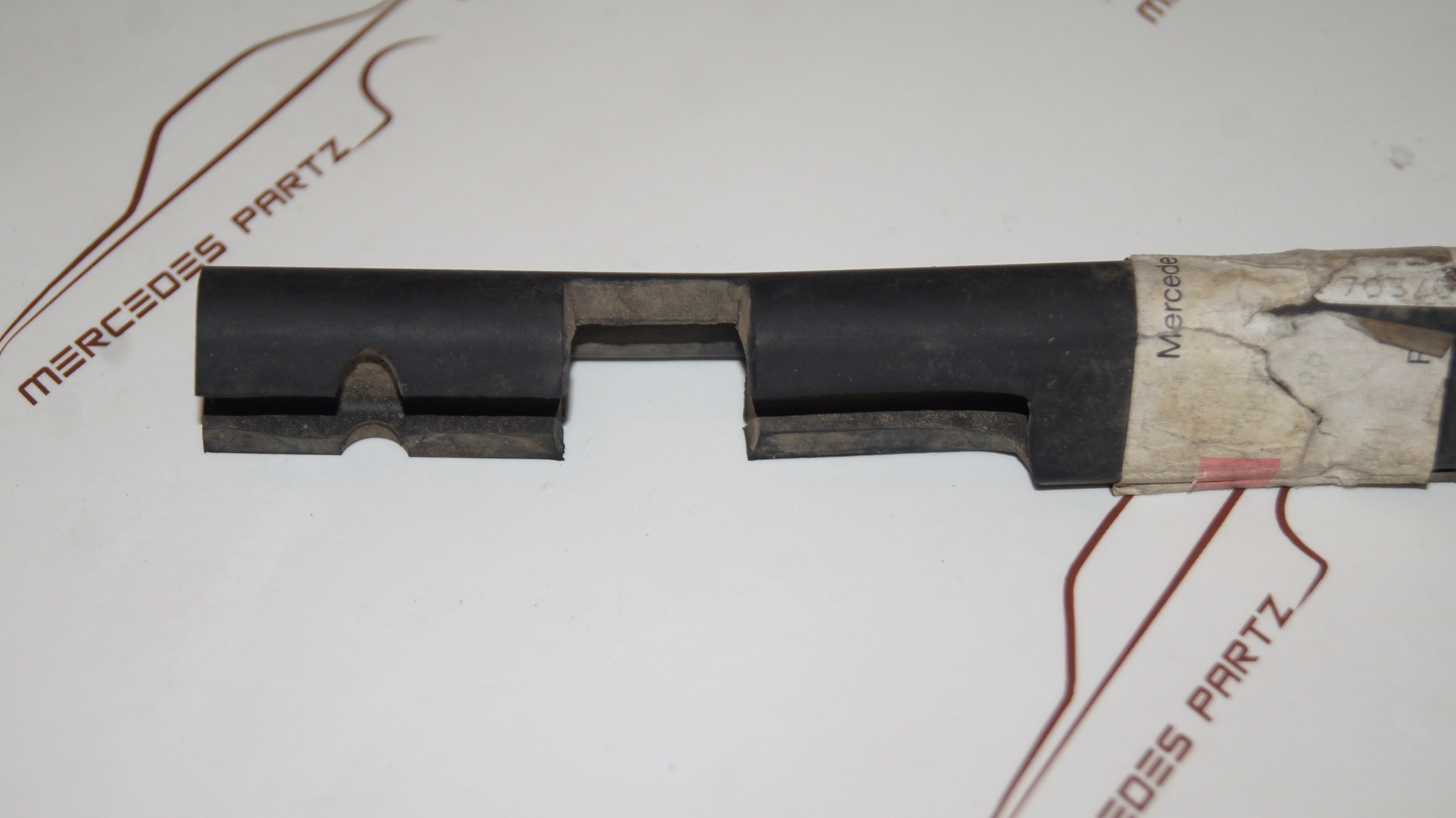 A124 convertible top central right seal Genuine Mercedes Part A124 convertible top central right seal Genuine Mercedes Part