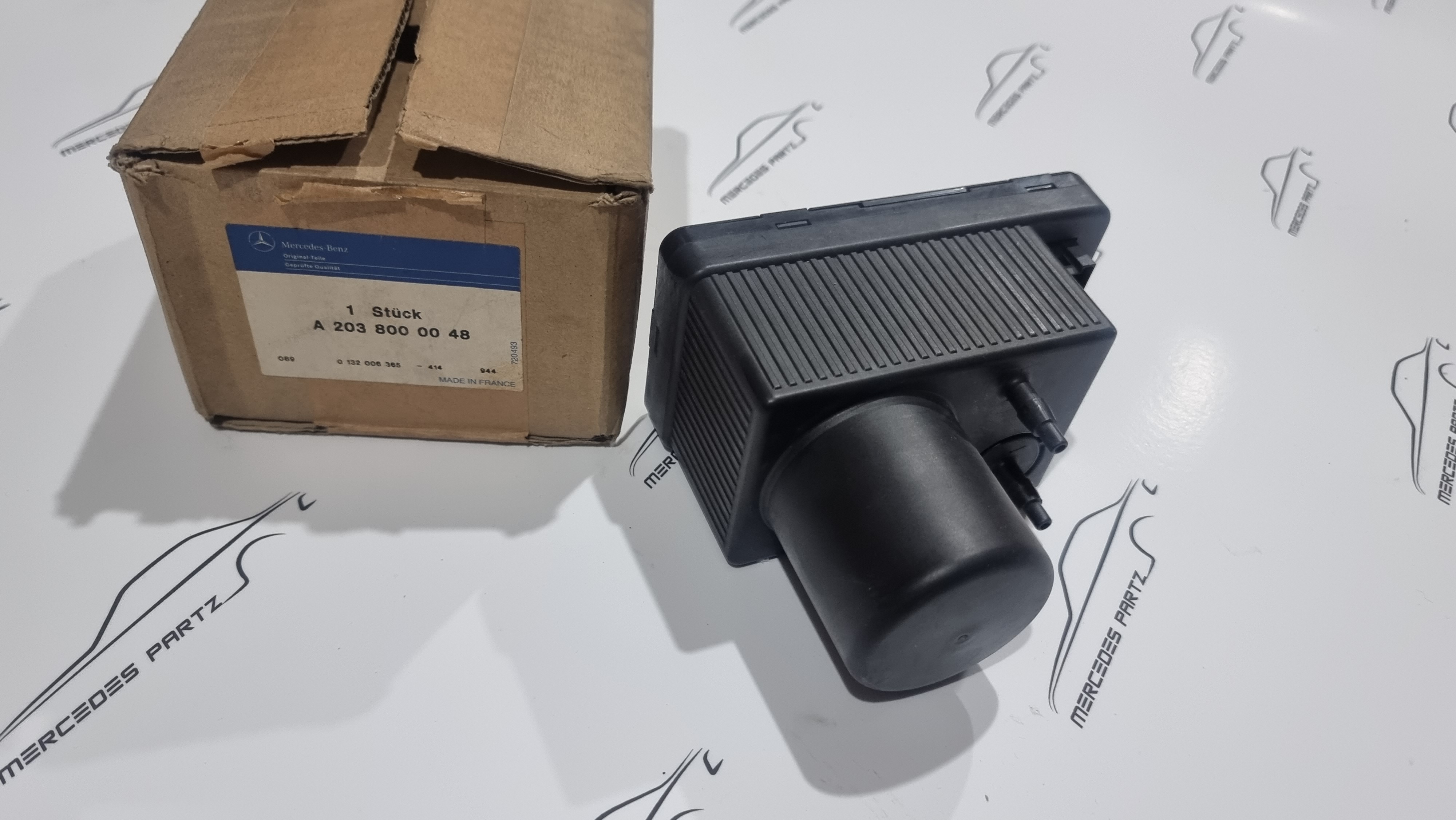 A2038000048 W203 W211 C219 W209 W463 vacuum pump in luggage compartment, left NEW NOS OEM C209 A2038000048 W203 W211 C219 W209 W463 vacuum pump in luggage compartment, left NEW NOS OEM C209