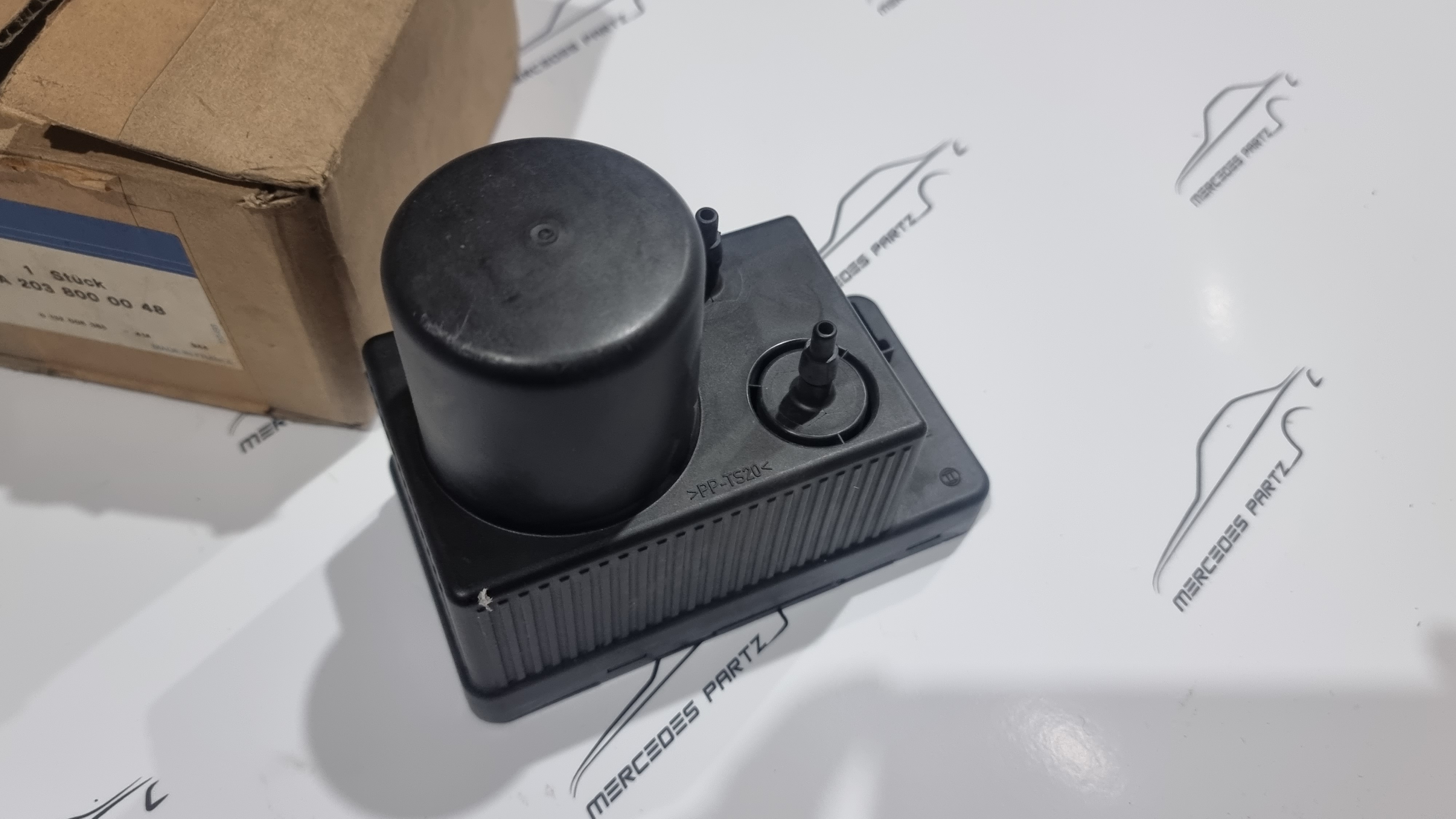 A2038000048 W203 W211 C219 W209 W463 vacuum pump in luggage compartment, left NEW NOS OEM C209 A2038000048 W203 W211 C219 W209 W463 vacuum pump in luggage compartment, left NEW NOS OEM C209