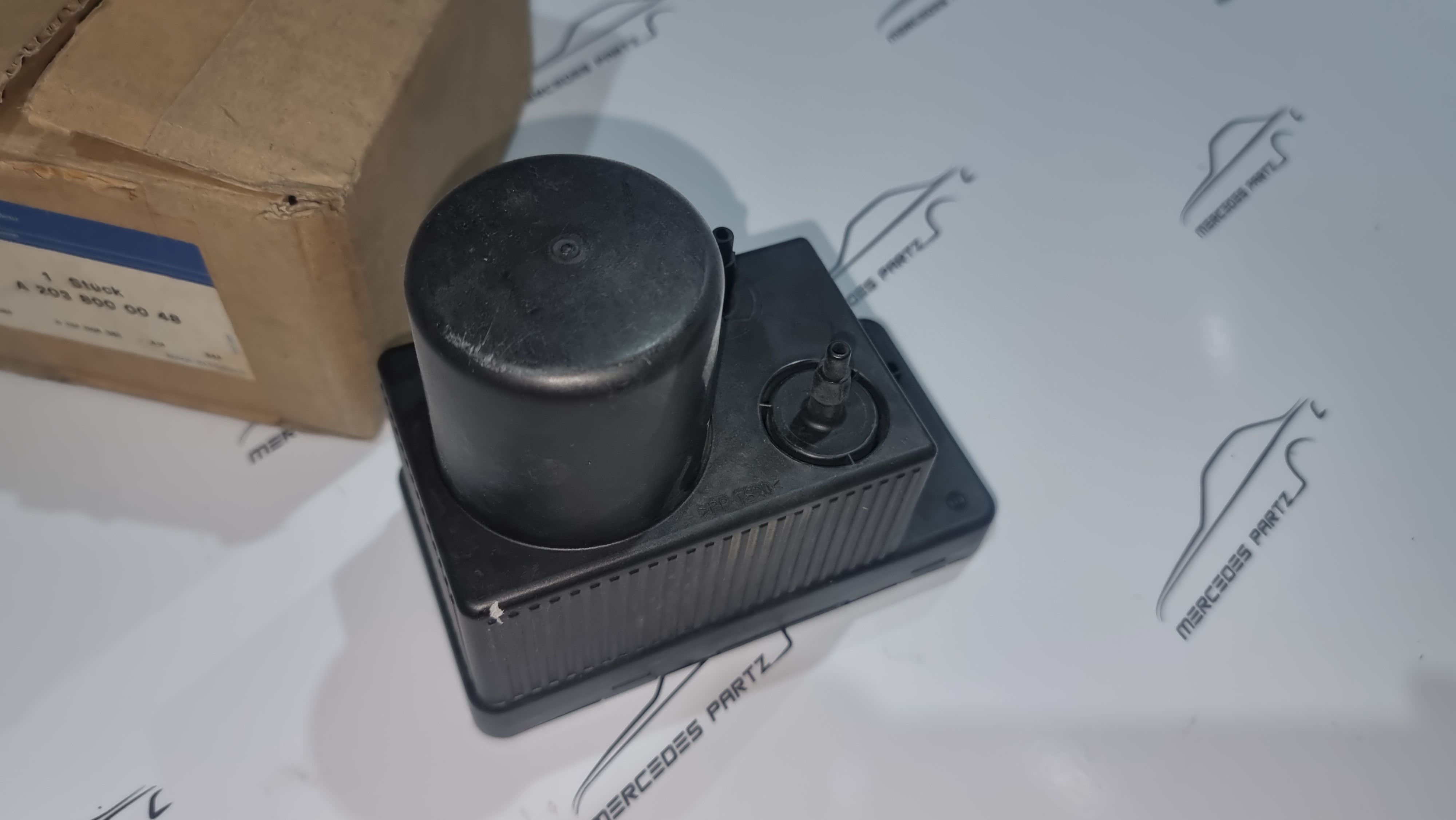 A2038000048 W203 W211 C219 W209 W463 vacuum pump in luggage compartment, left NEW NOS OEM C209 A2038000048 W203 W211 C219 W209 W463 vacuum pump in luggage compartment, left NEW NOS OEM C209