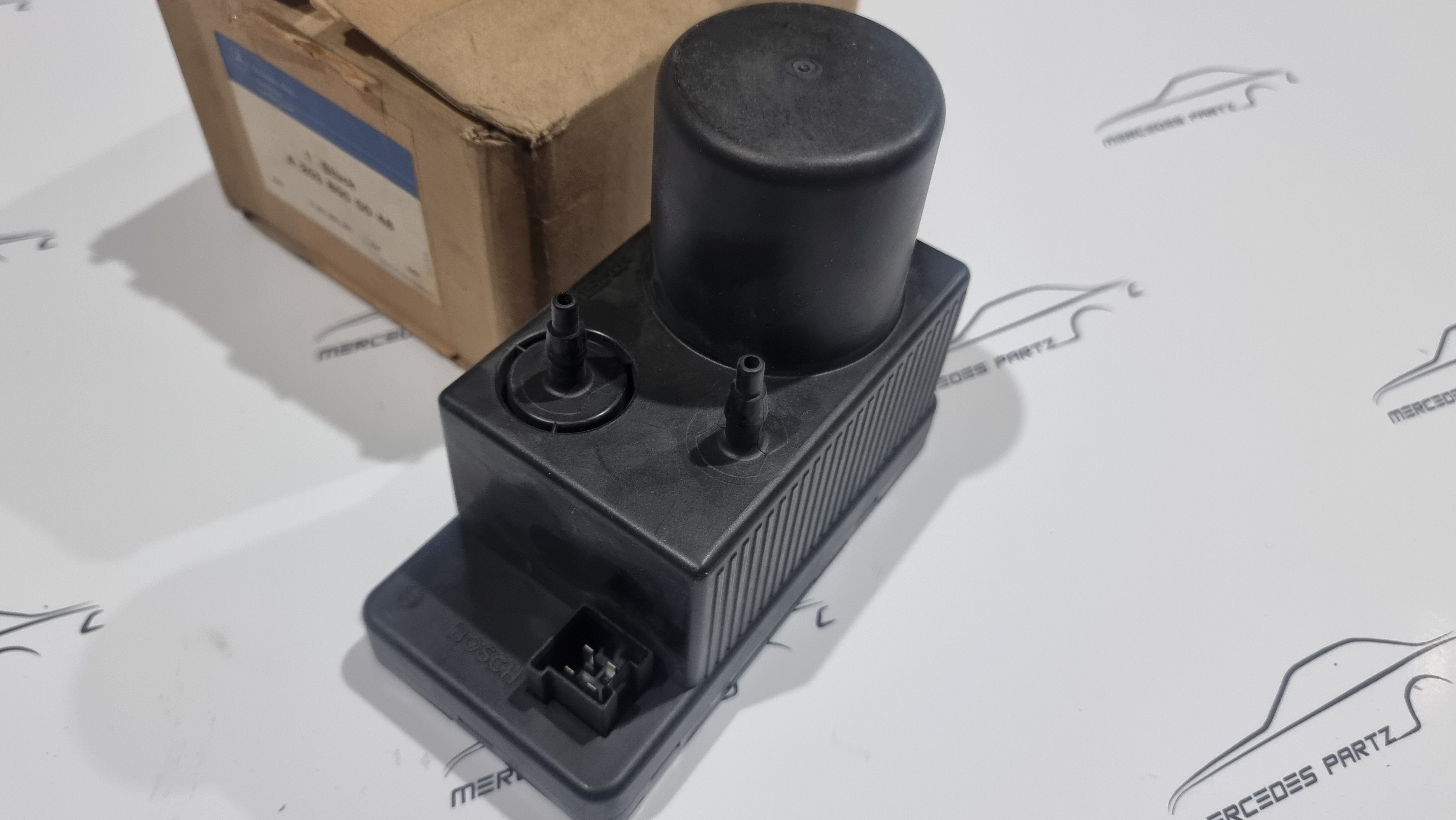 A2038000048 W203 W211 C219 W209 W463 vacuum pump in luggage compartment, left NEW NOS OEM C209 A2038000048 W203 W211 C219 W209 W463 vacuum pump in luggage compartment, left NEW NOS OEM C209