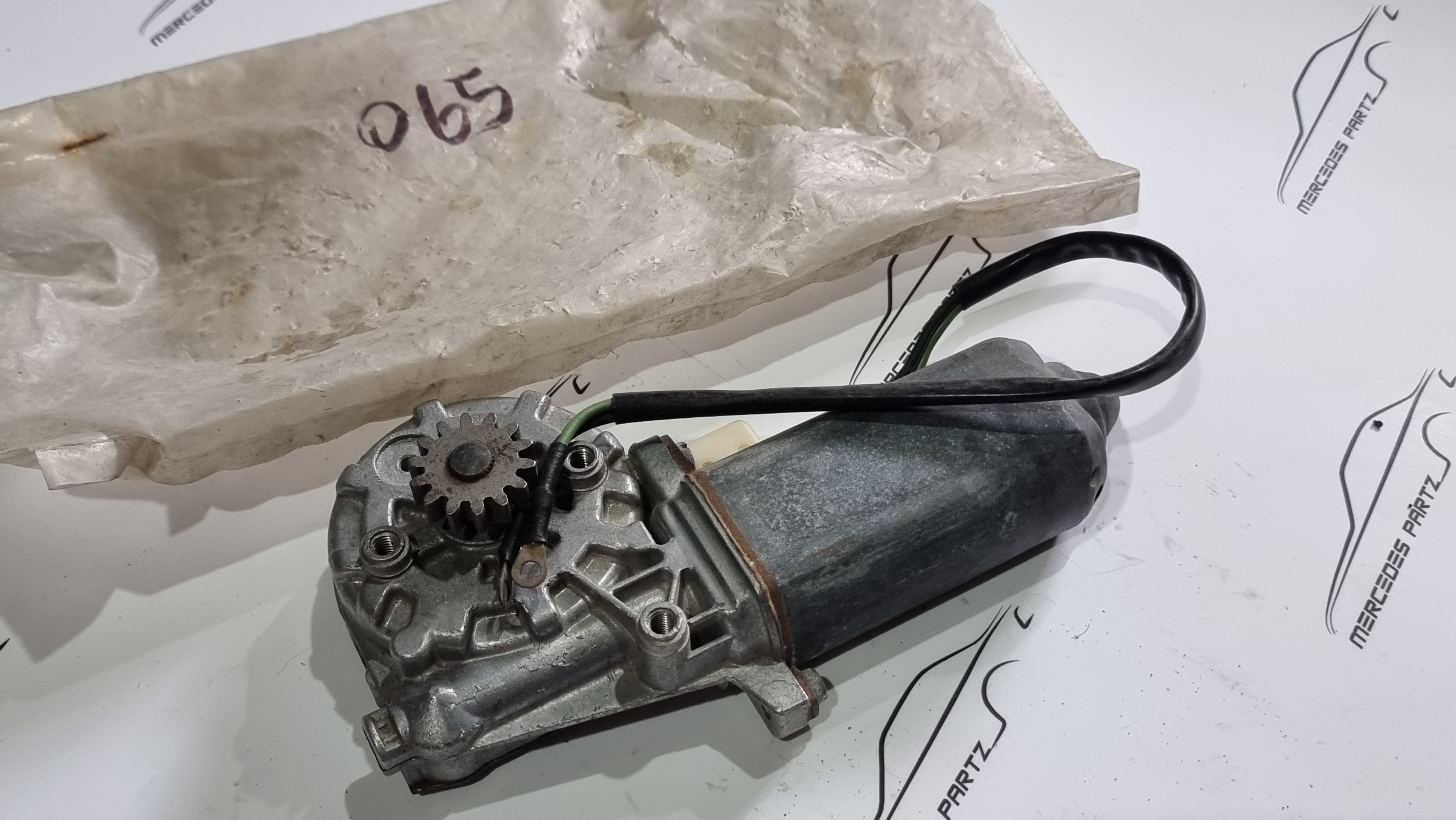C126 rear left window electric motor Bosch C126 rear left window electric motor Bosch