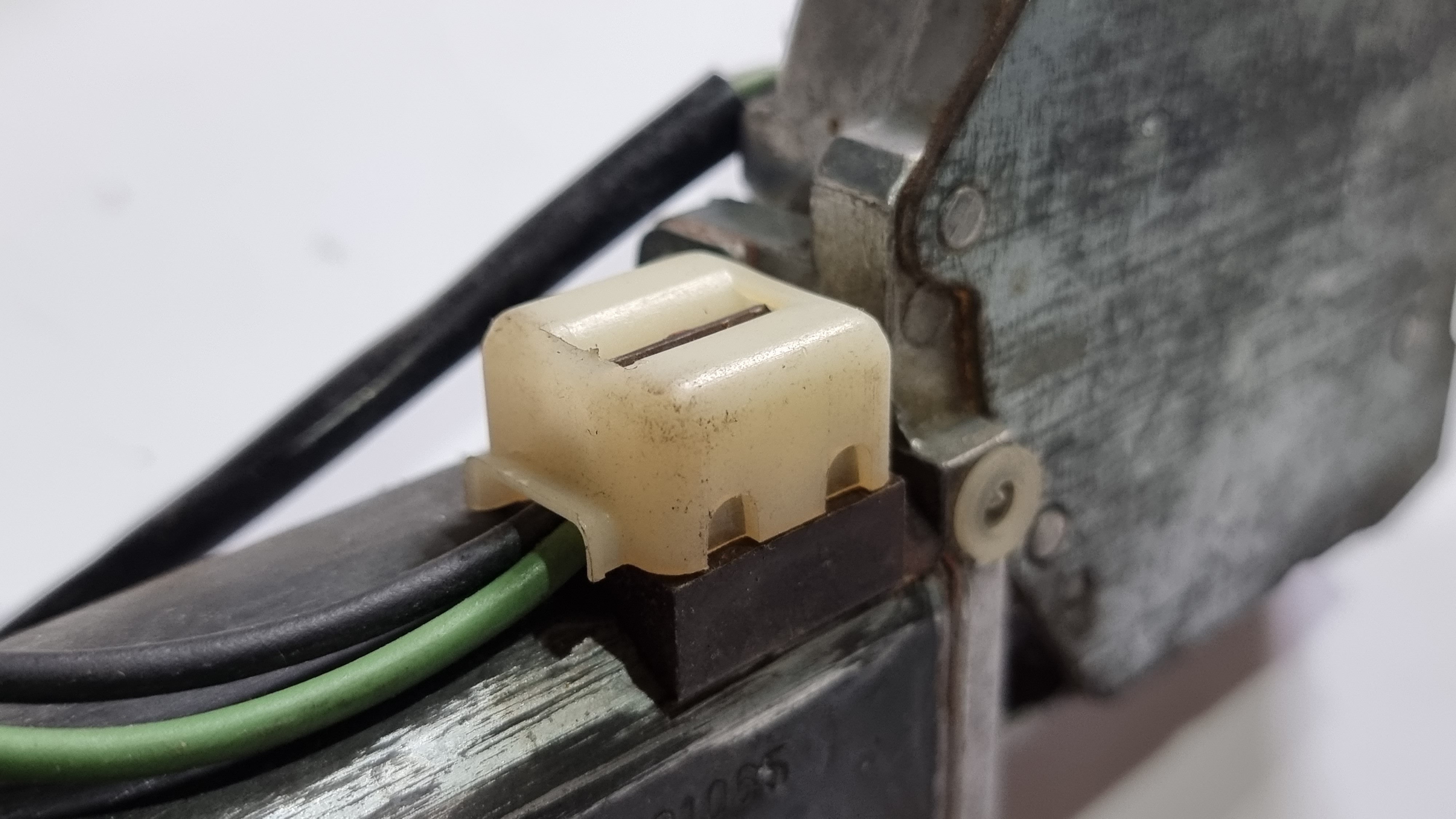 C126 rear left window electric motor Bosch C126 rear left window electric motor Bosch