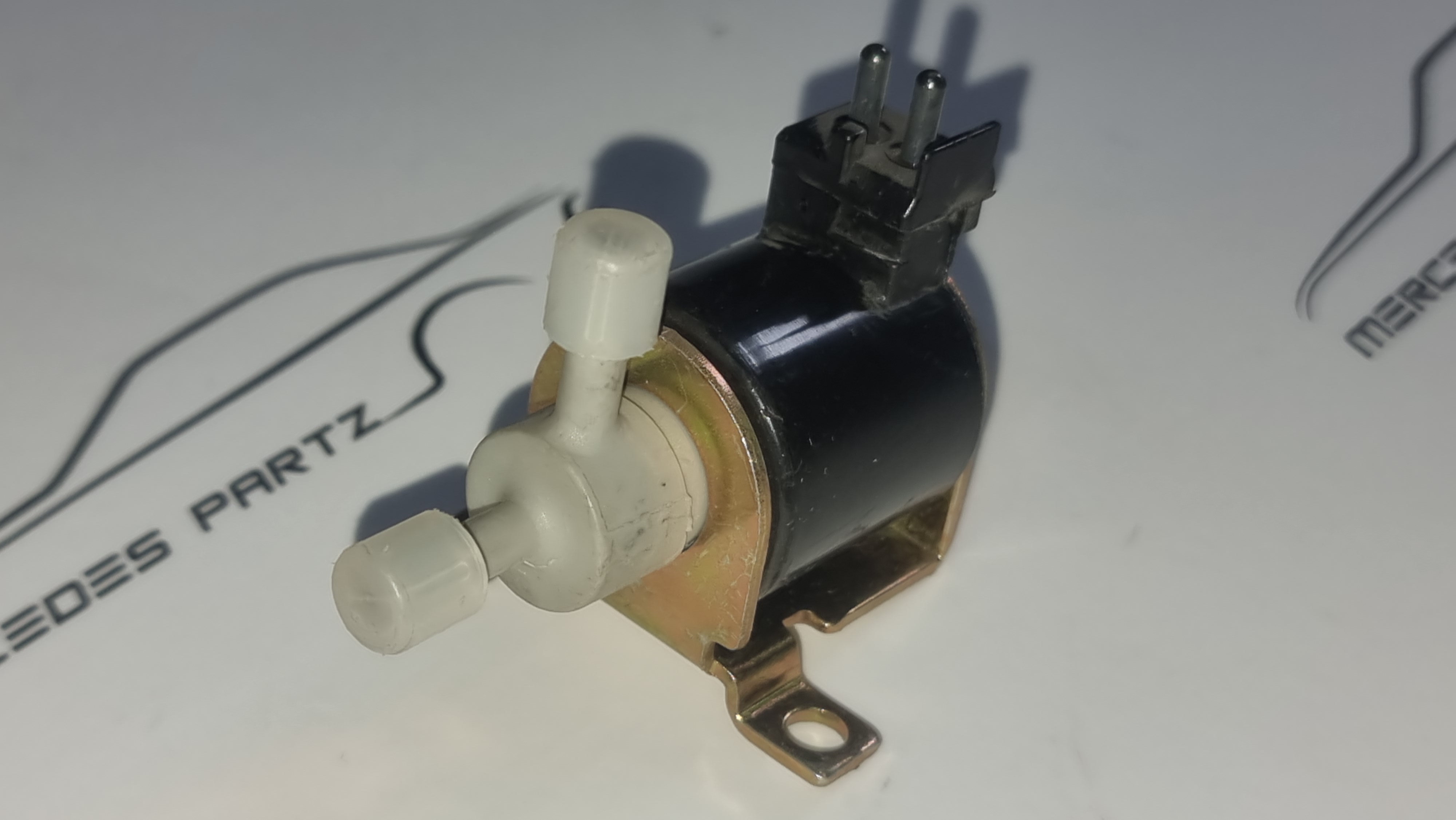 W107 W123 W124 W126 vacuum change over valve NOS Genuine Mercedes Part W107 W123 W124 W126 vacuum change over valve NOS Genuine Mercedes Part