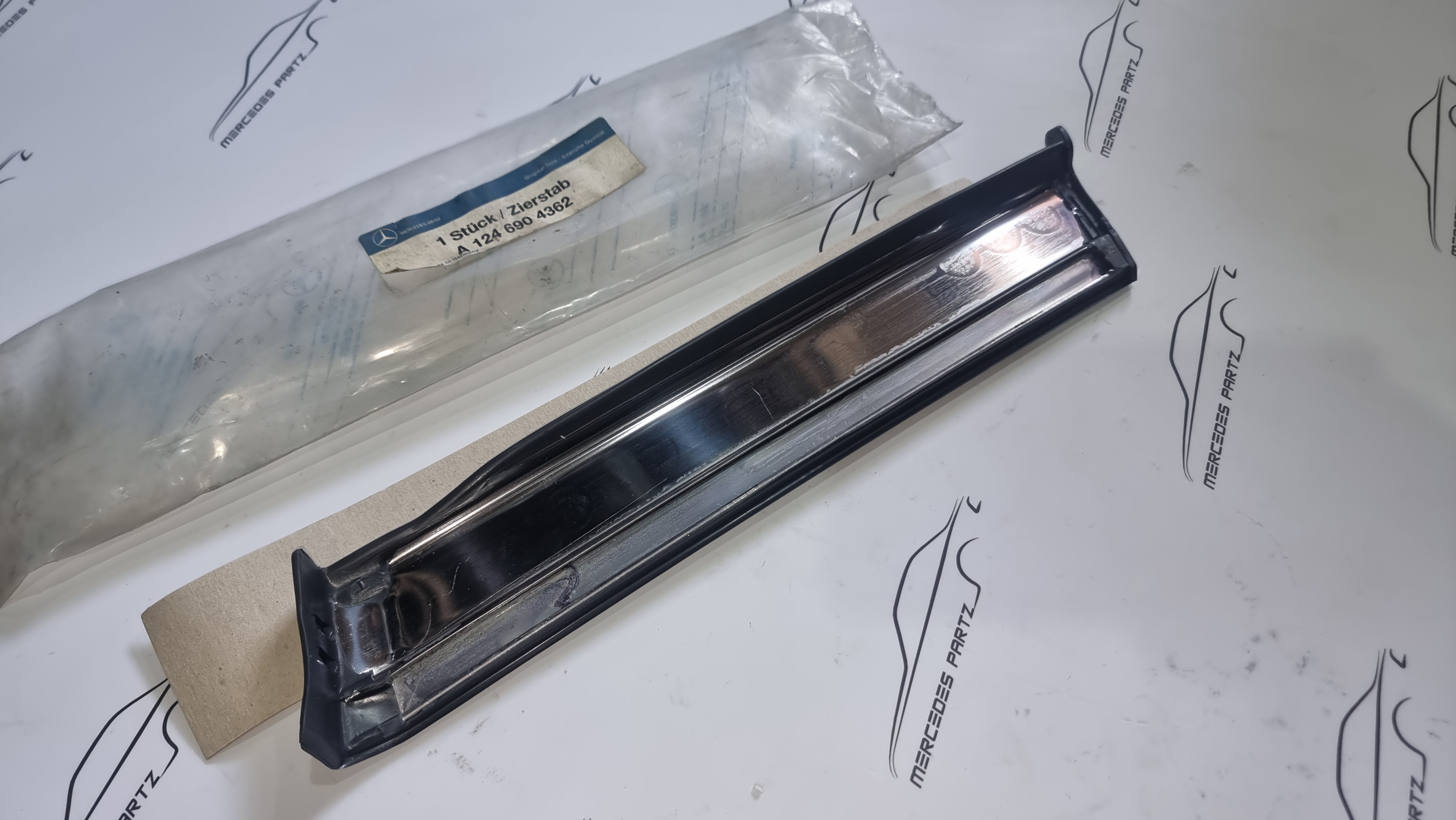W124 front fender left bottom protective strip NOS - mercedespartz