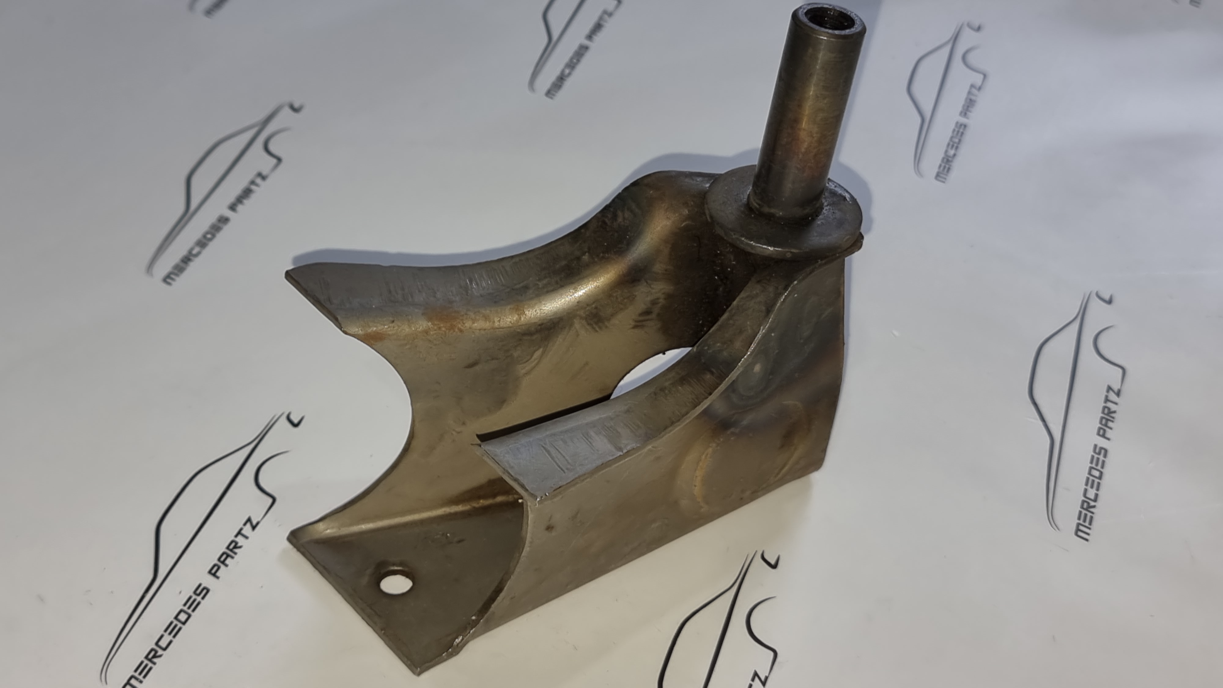 W108 W109 W110 W111 W113 rear axle bracket NOS - mercedespartz