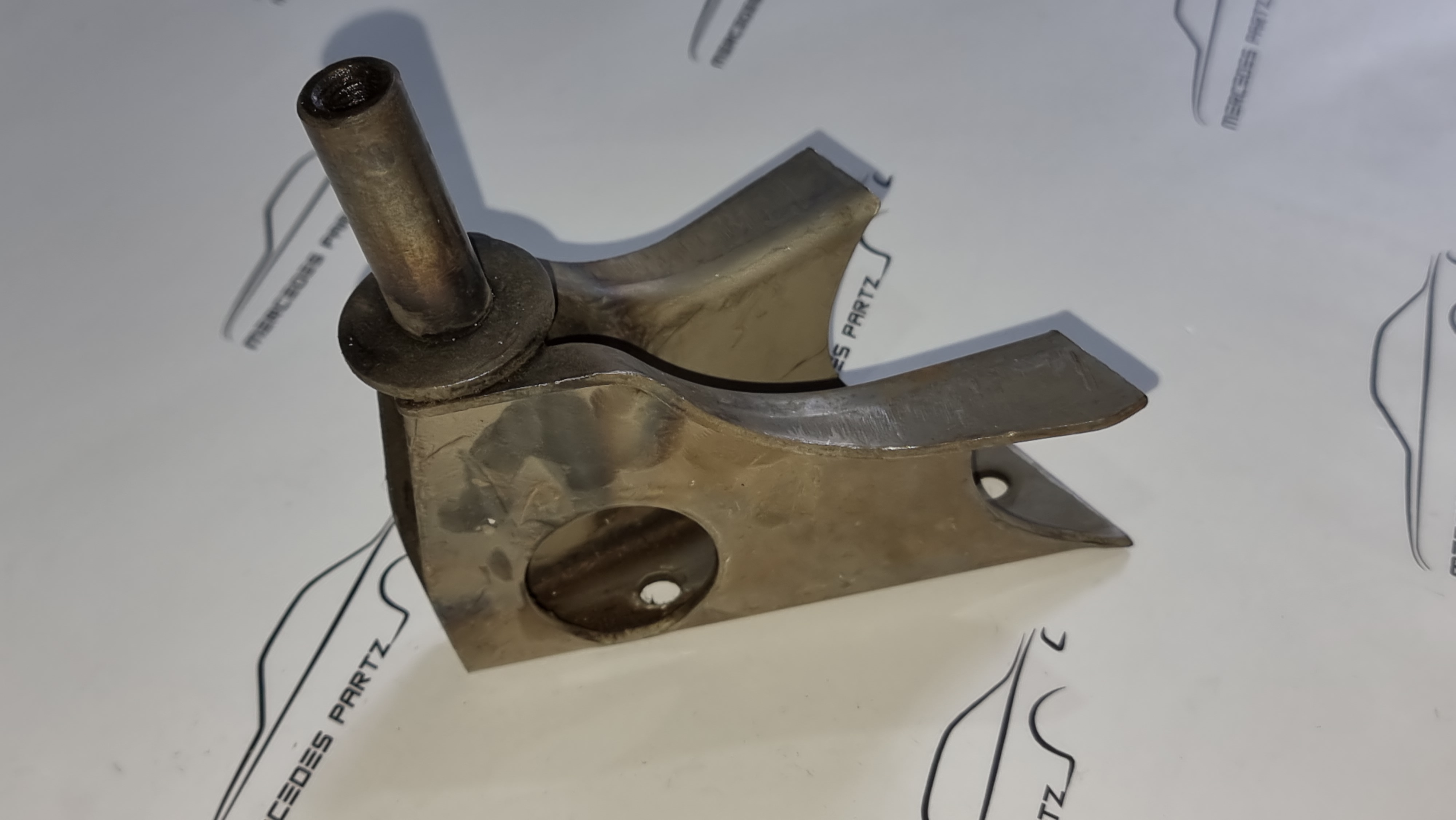 W108 W109 W110 W111 W113 rear axle bracket NOS - mercedespartz
