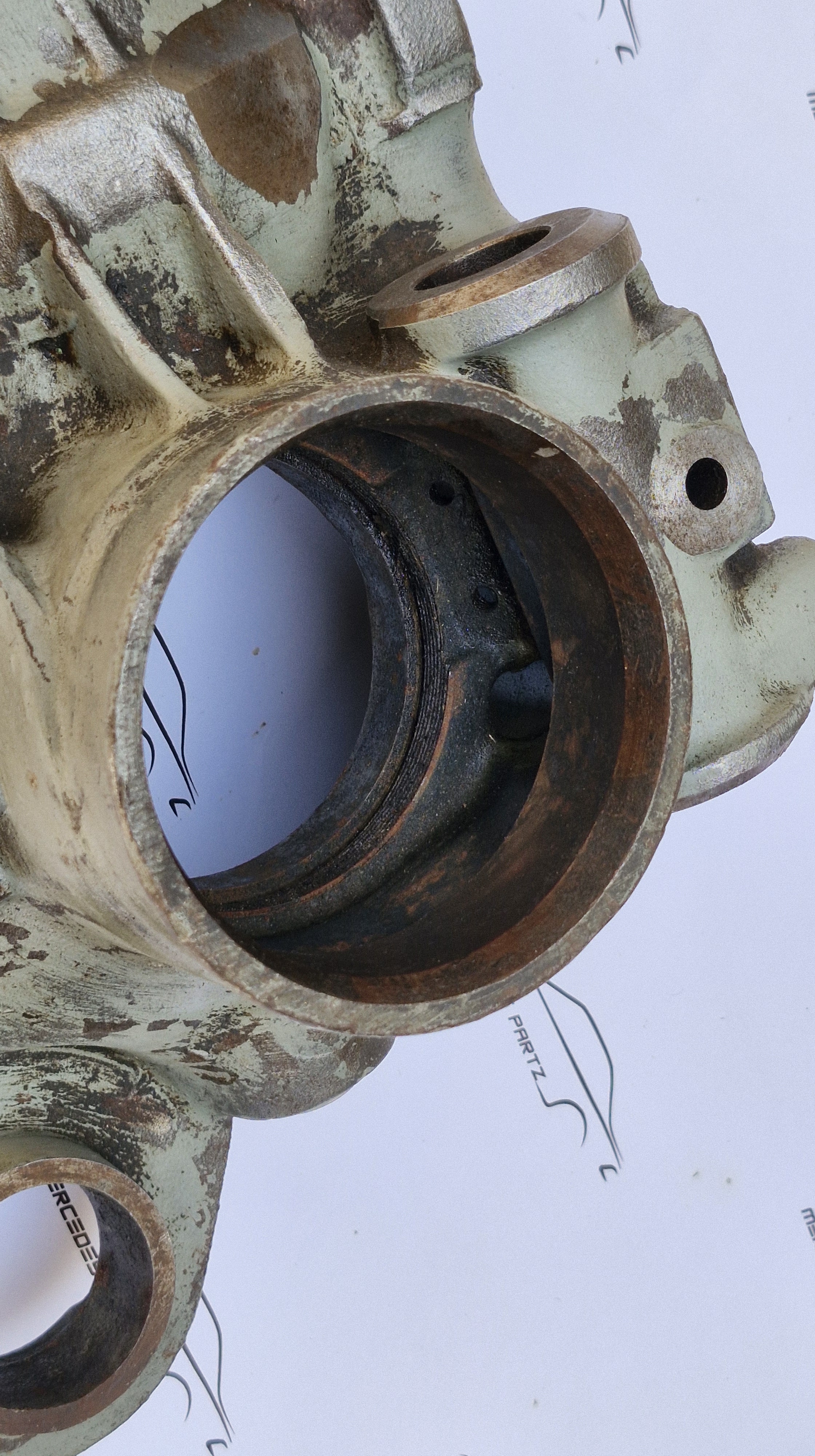 W108 W109 W111 3.5 4.5 rear axle differential housing NOS Genuine Mercedes Part W108 W109 W111 3.5 4.5 rear axle differential housing NOS Genuine Mercedes Part