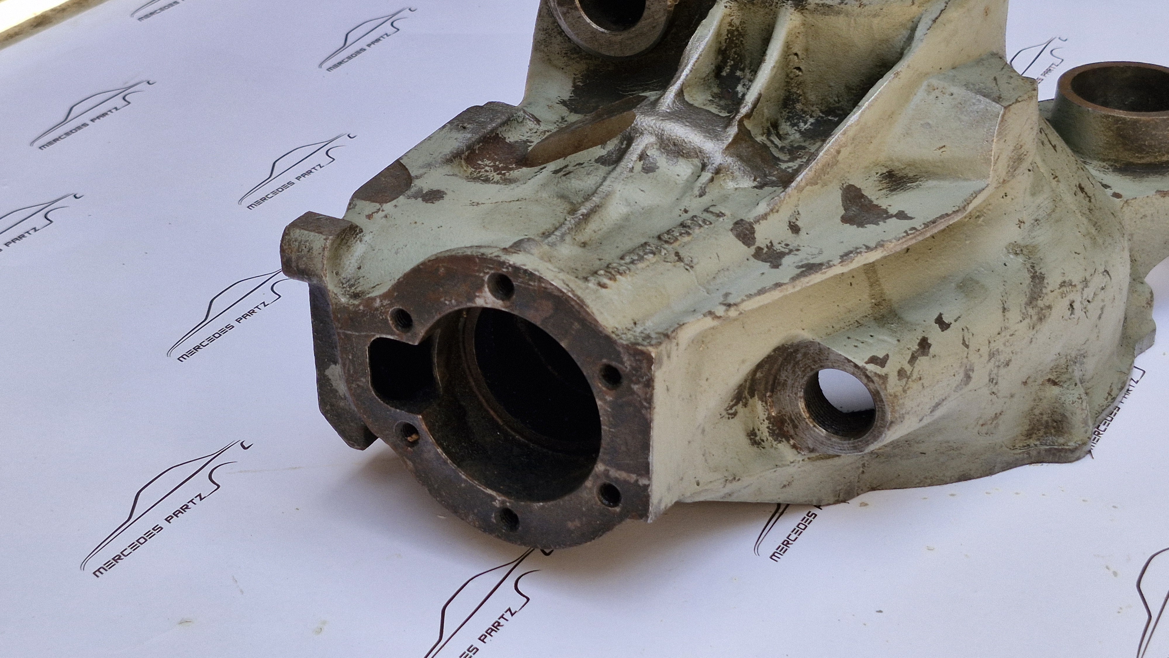 W108 W109 W111 3.5 4.5 rear axle differential housing NOS Genuine Mercedes Part W108 W109 W111 3.5 4.5 rear axle differential housing NOS Genuine Mercedes Part