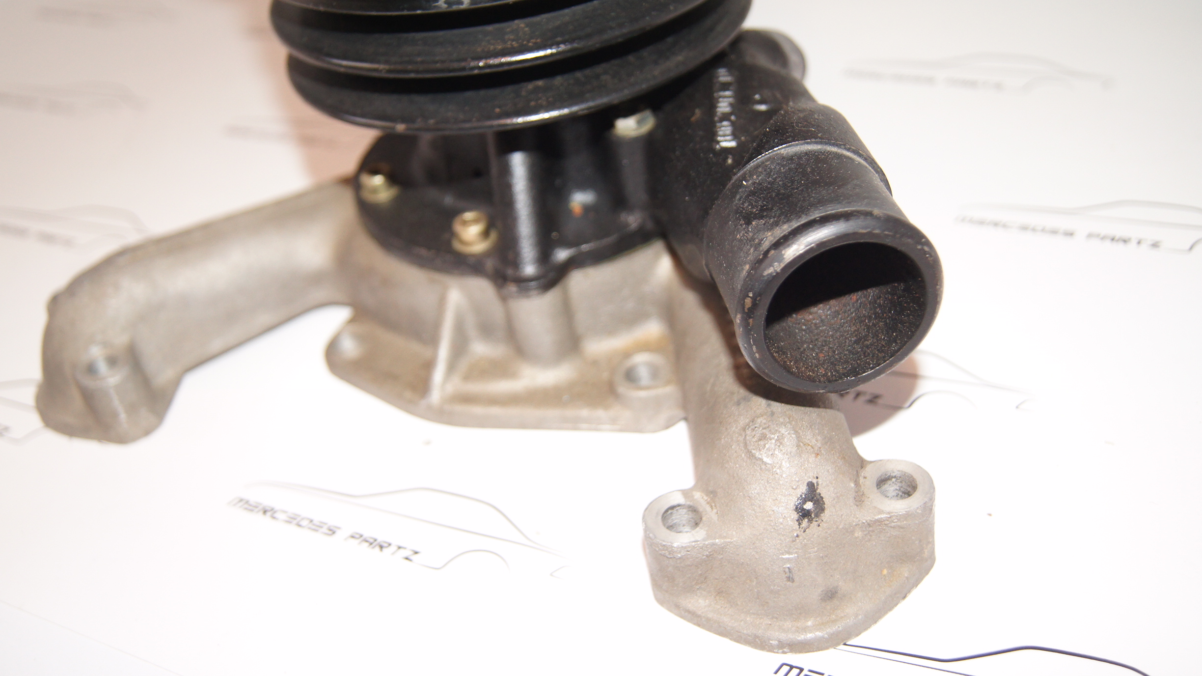 Mercedes-Benz W100 600 / Pullman M100 980 5 belt water pump NOS Genuine Mercedes Part Mercedes-Benz W100 600 / Pullman M100 980 5 belt water pump NOS Genuine Mercedes Part