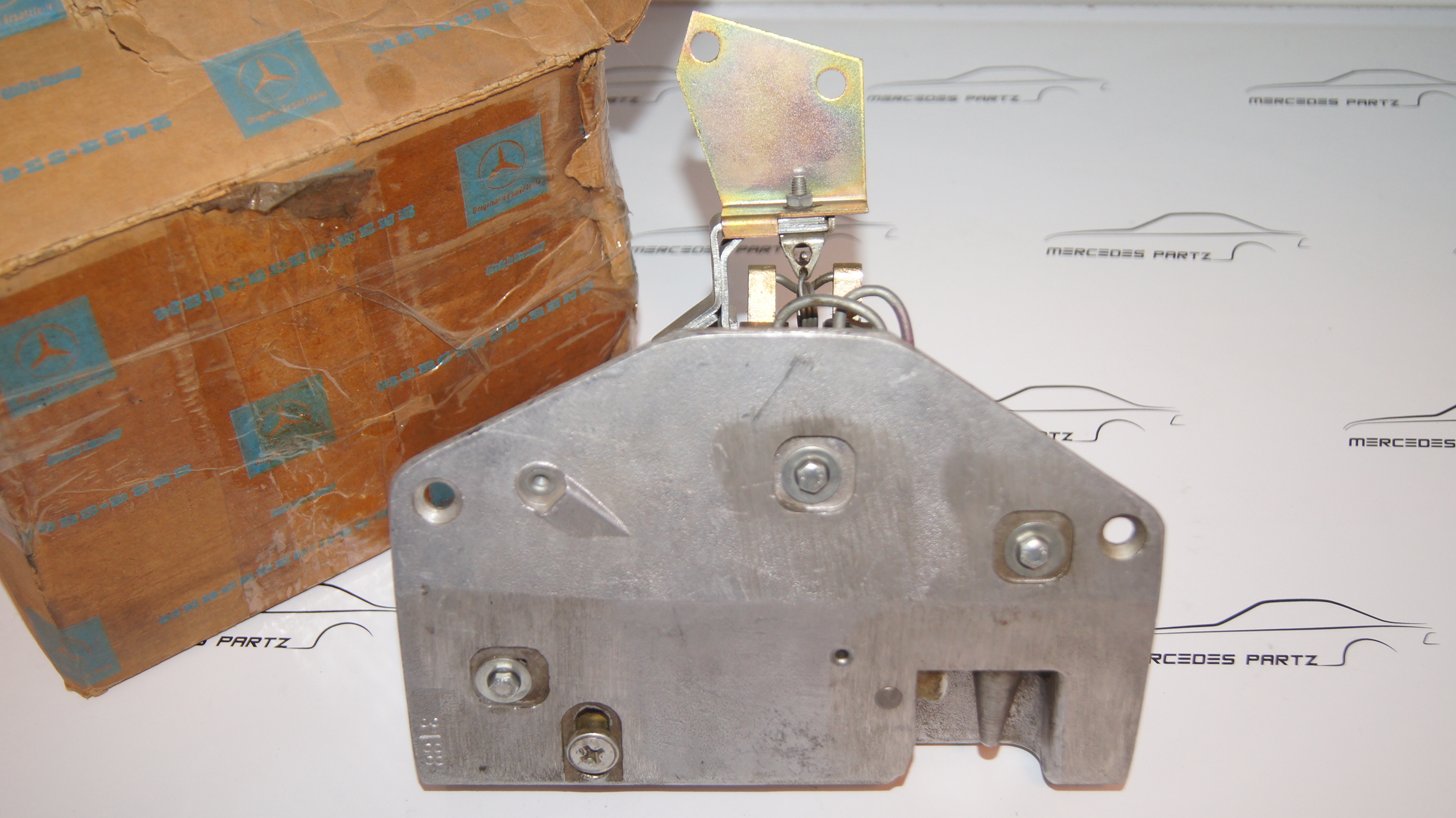 Mercedes-Benz W100 600 / Pullman trunk lid lock without key NOS BOMORO Mercedes-Benz W100 600 / Pullman trunk lid lock without key NOS BOMORO