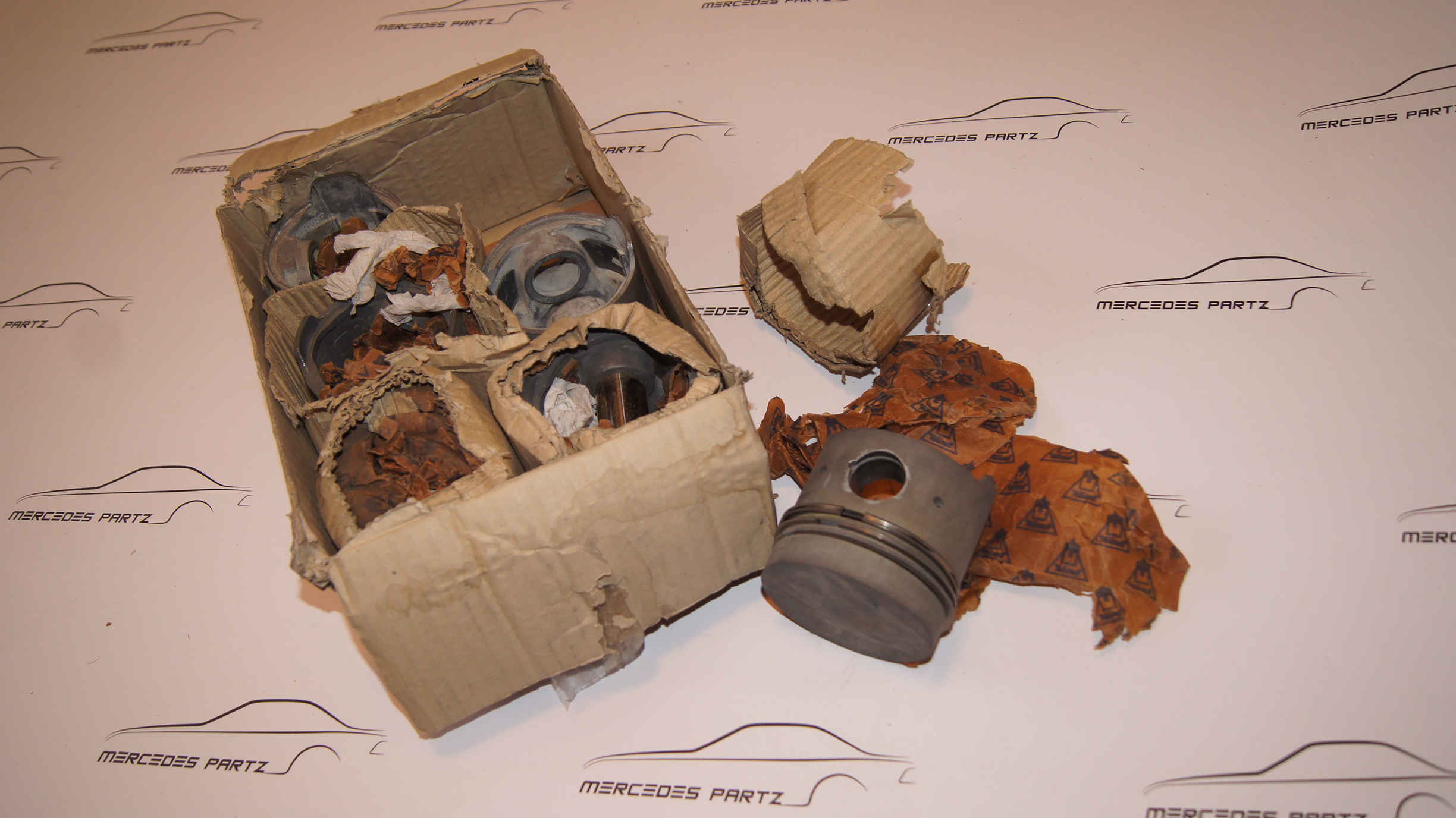 Mercedes-Benz M108 M114 M129 piston set STD 81.985mm 82.00mm NURAL NEW NOS M108 Mercedes-Benz M108 M114 M129 piston set STD 81.985mm 82.00mm NURAL NEW NOS M108