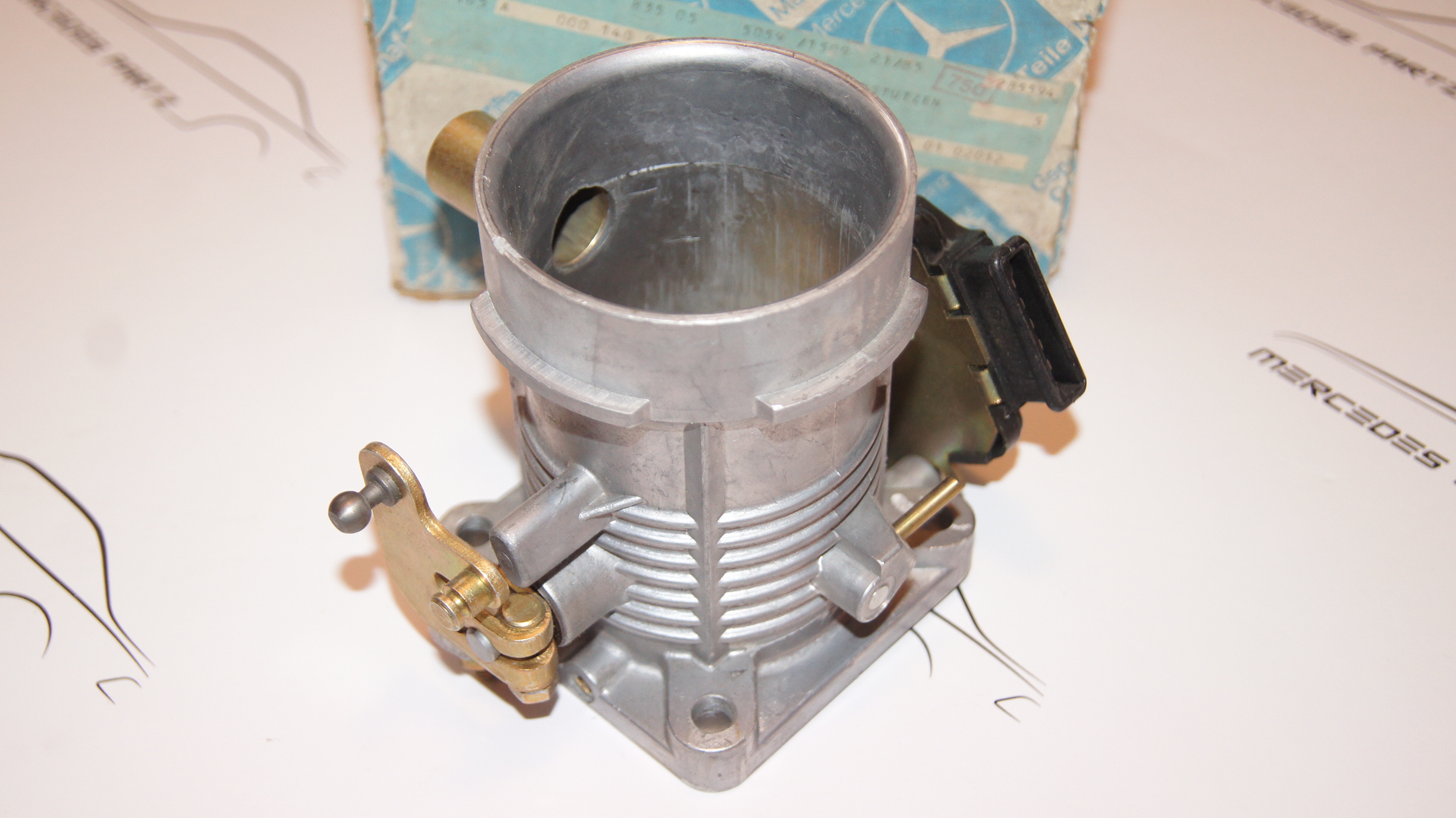 Mercedes-Benz M117 450 SL SLC SE SEL 280SE 4.5 D-Jetronic throttle body NOS Genuine Mercedes Part Mercedes-Benz M117 450 SL SLC SE SEL 280SE 4.5 D-Jetronic throttle body NOS Genuine Mercedes Part