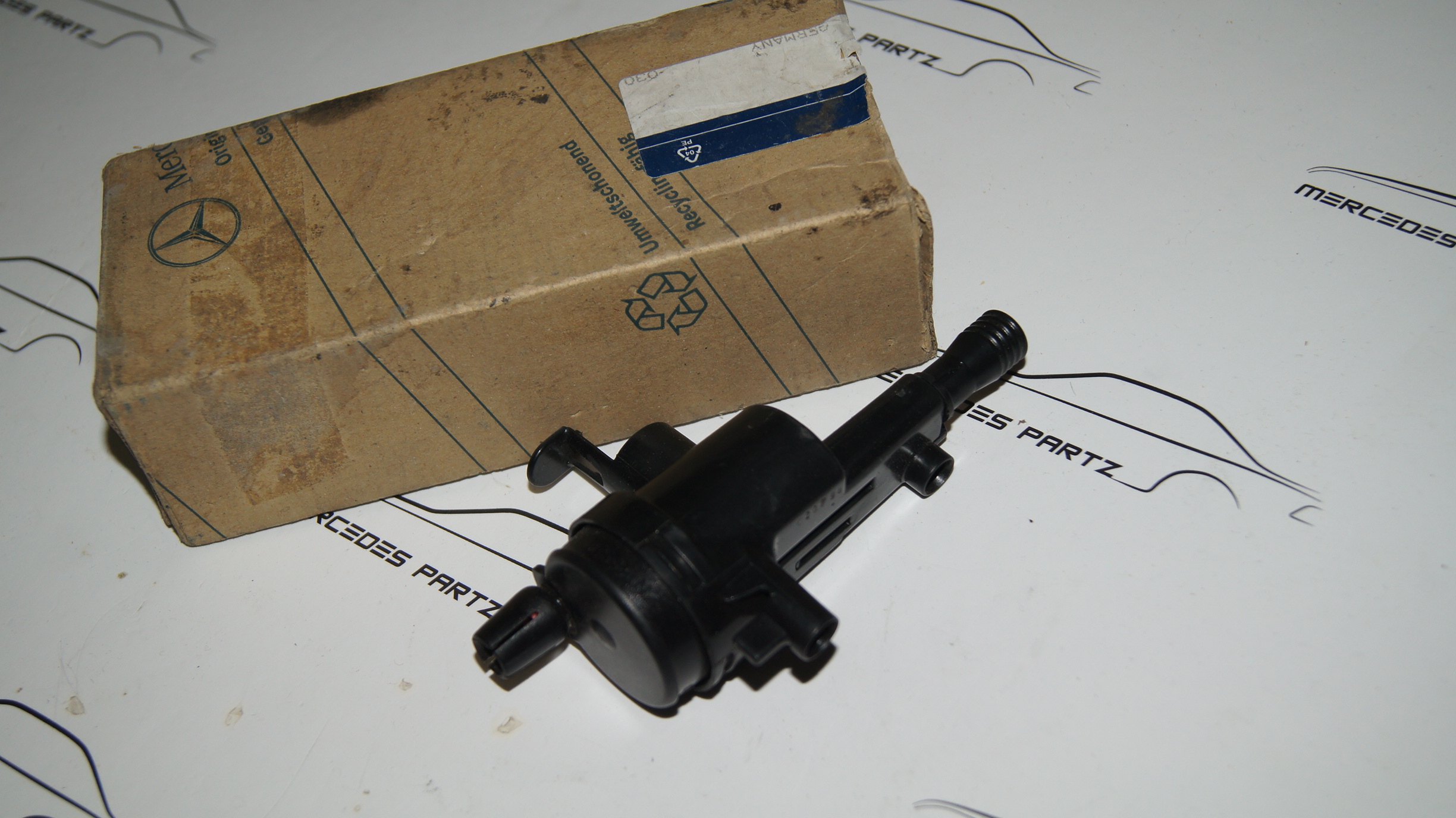 A0008009875 W124 rear lid element NEW NOS Genuine Mercedes Part A0008009875 W124 rear lid element NEW NOS Genuine Mercedes Part