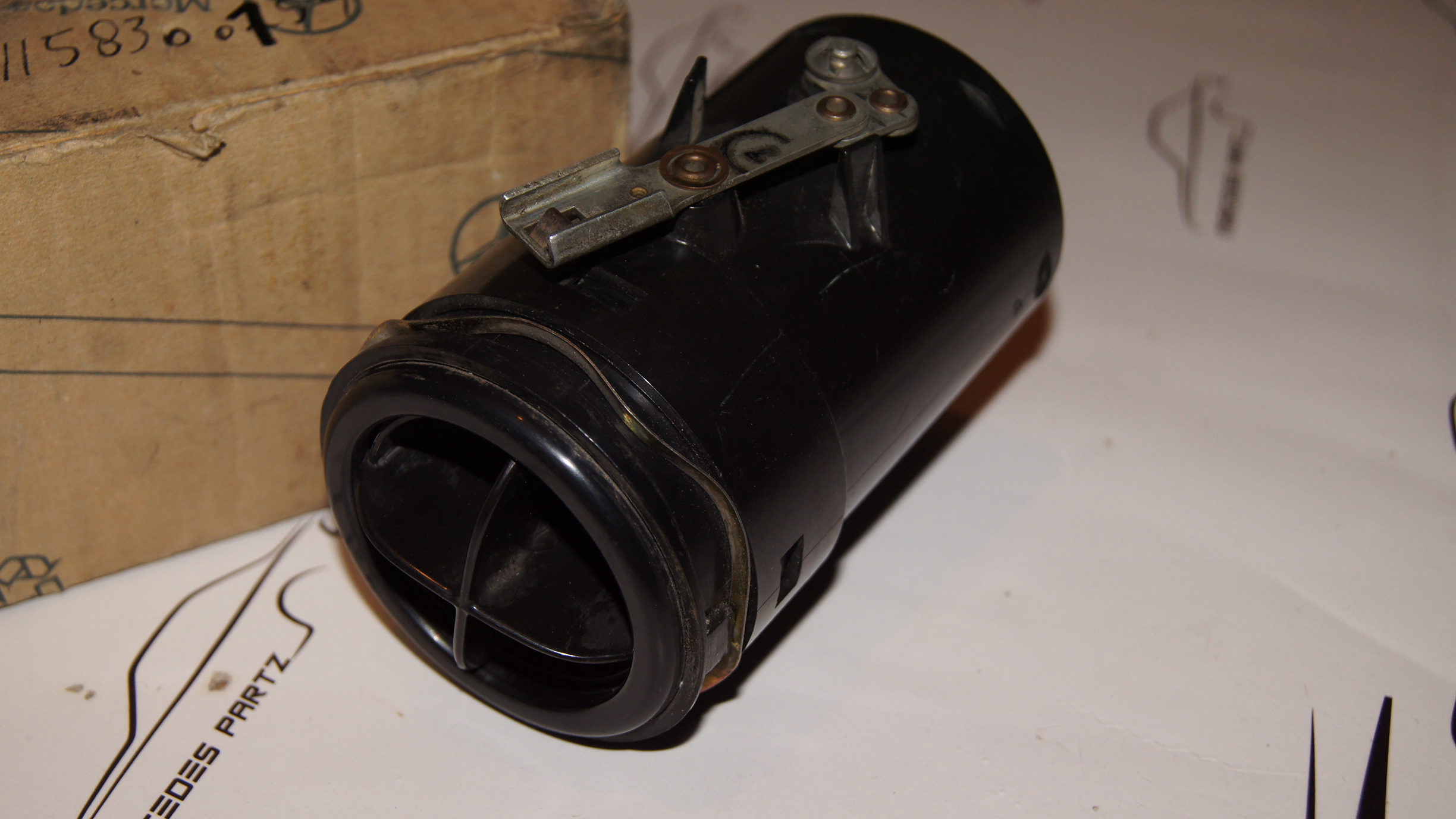 W114 W115 left side ventilation nozzle NOS Genuine Mercedes Part