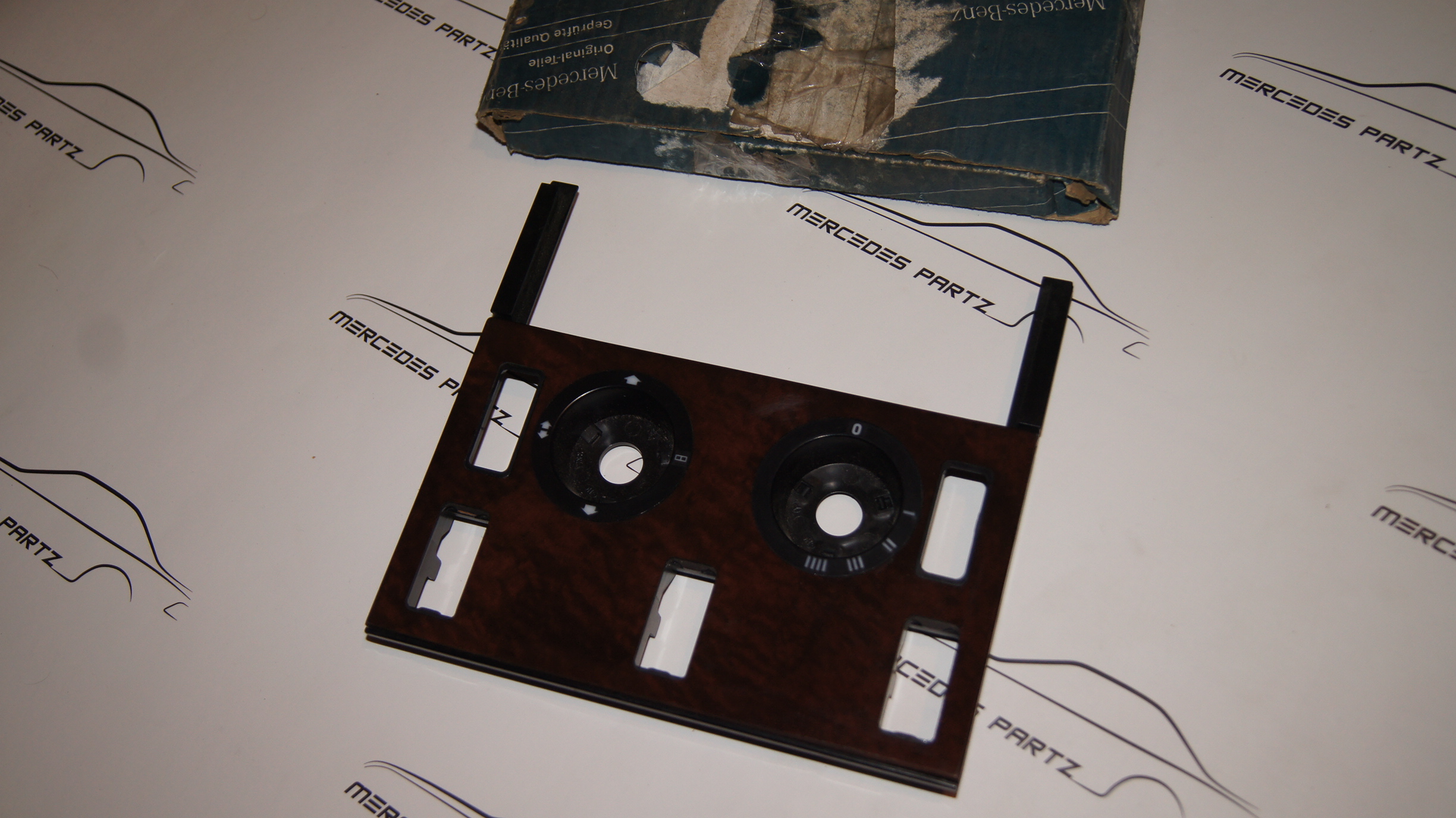 W126 C126 dashboard center console wood cover Burled Walnut wood NEW NOS Genuine Mercedes Part W126 C126 dashboard center console wood cover Burled Walnut wood NEW NOS Genuine Mercedes Part