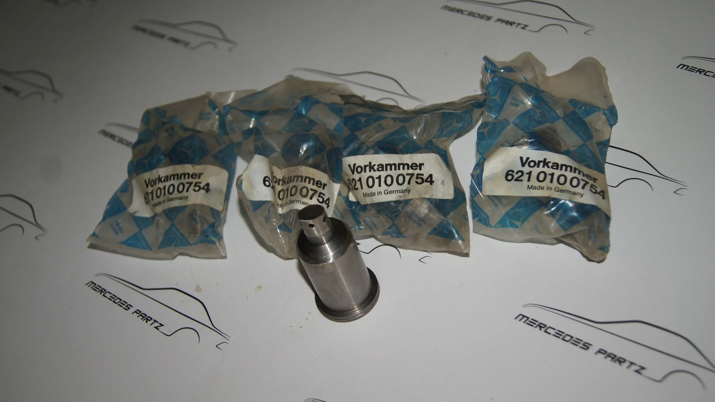 6210100754 OM621 W110 190D prechamber burner set of 4 NOS(New Old Stock) 6210100754 OM621 W110 190D prechamber burner set of 4 NOS(New Old Stock)