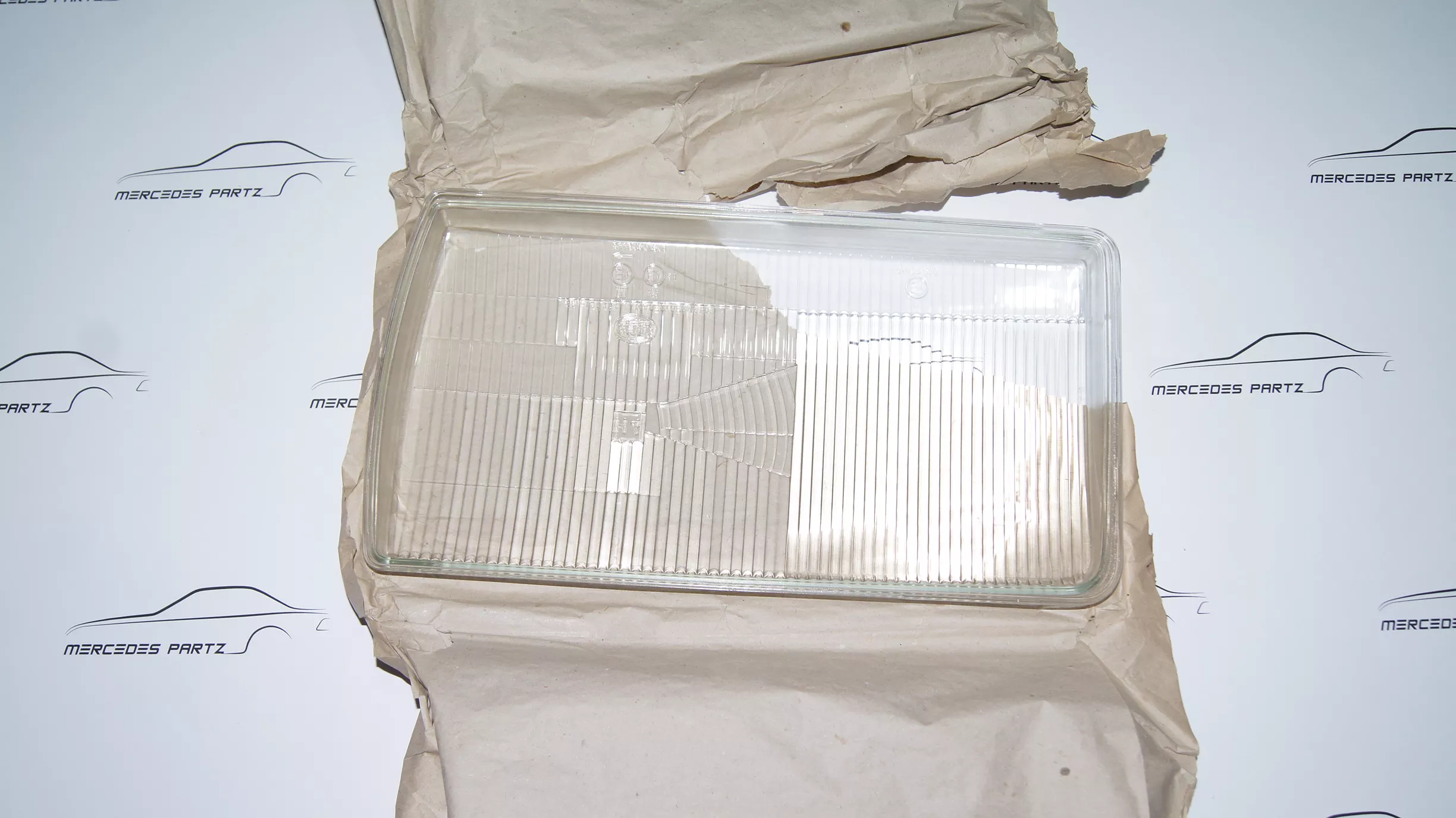 W123 GEN2 80-85 front right HELLA H4 headlamp lens NEW NOS Hella W123 GEN2 80-85 front right HELLA H4 headlamp lens NEW NOS Hella